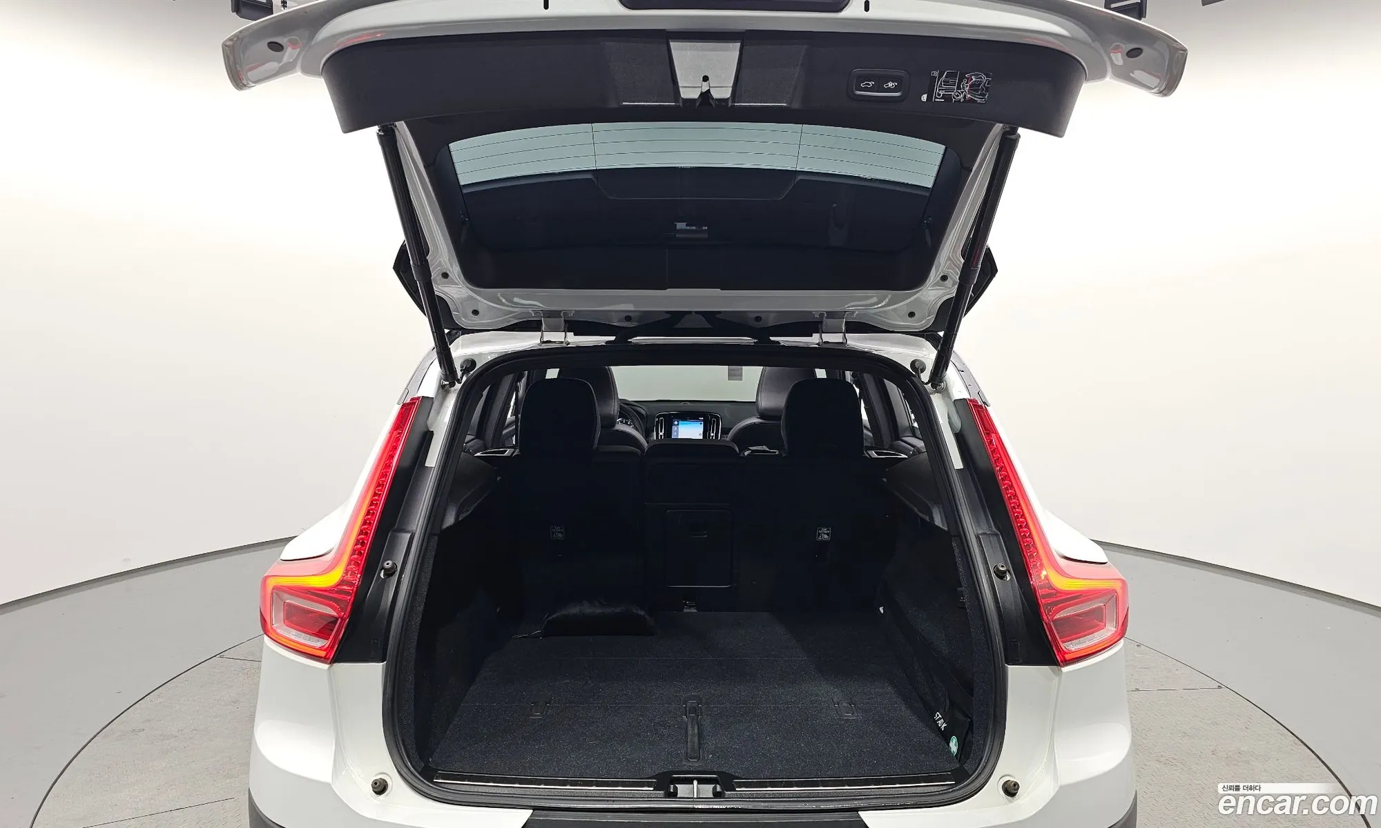 Volvo XC40 2020 YV1XZACACL2285755 — 17