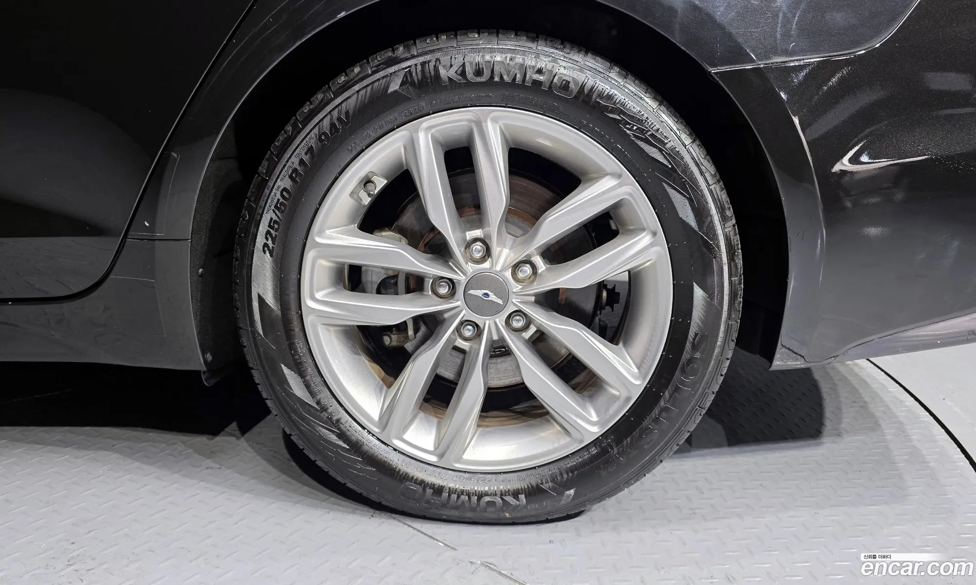 Genesis G70 2018 KMTG441BBJU007517 — 6