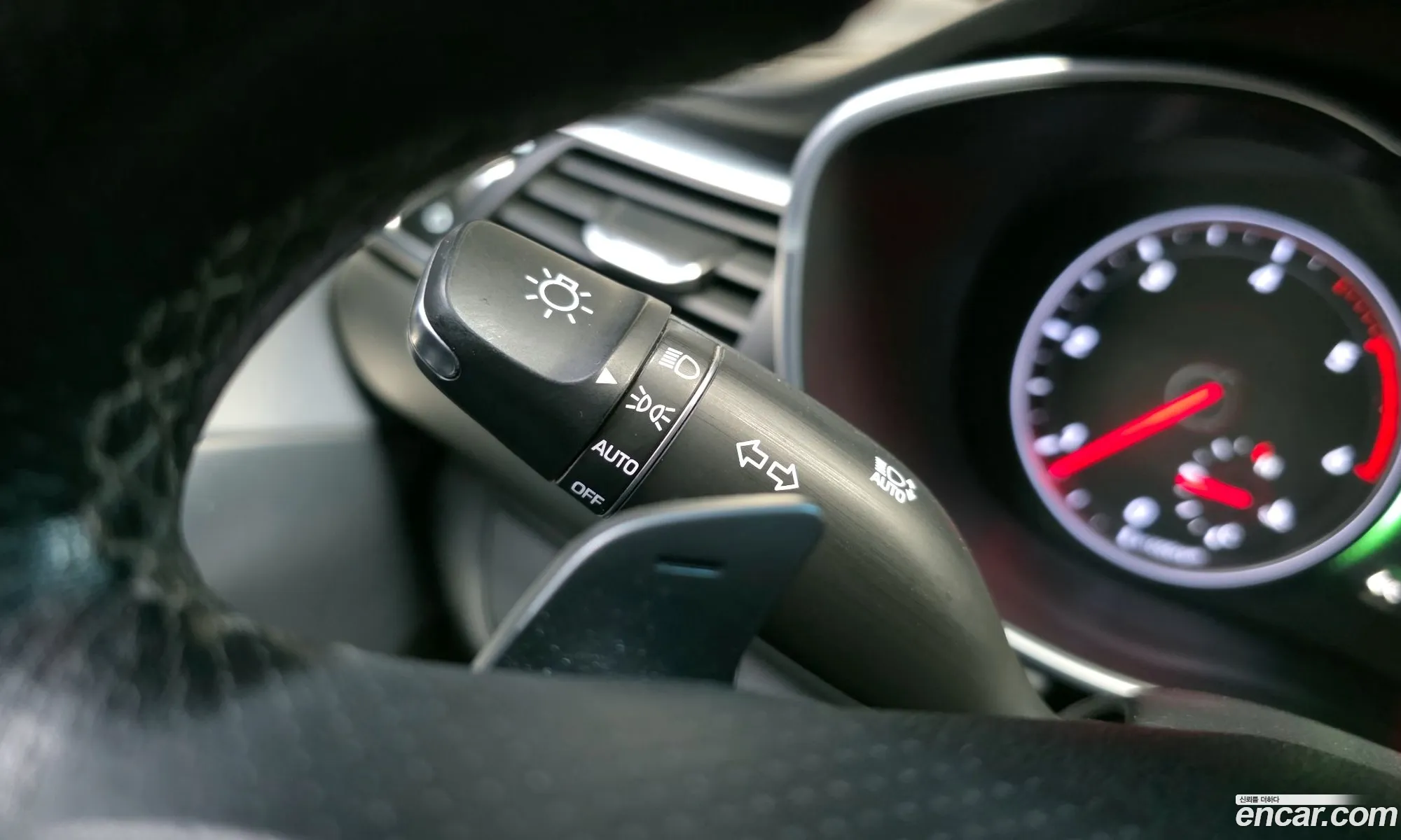 Genesis G70 2018 KMTG441BBJU007517 — 16