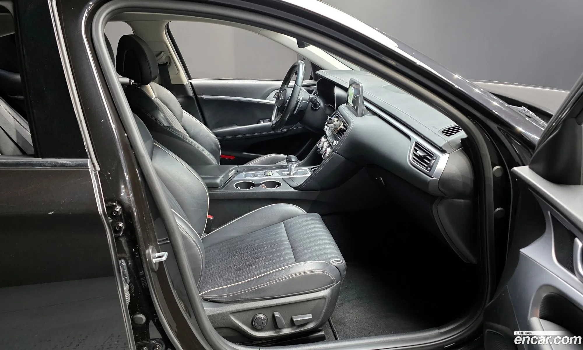Genesis G70 2018 KMTG441BBJU007517 — 8