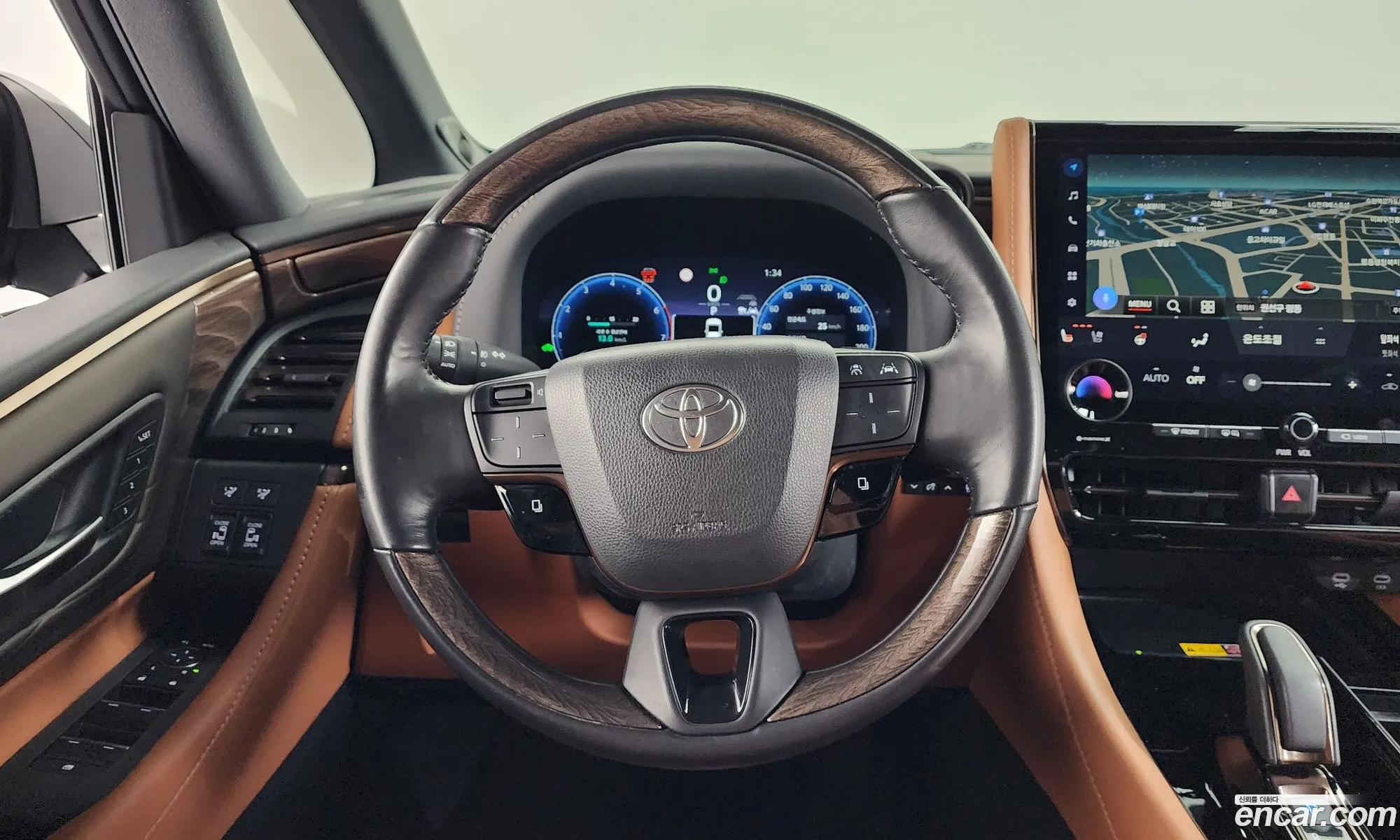Toyota Alphard 2024 — 17