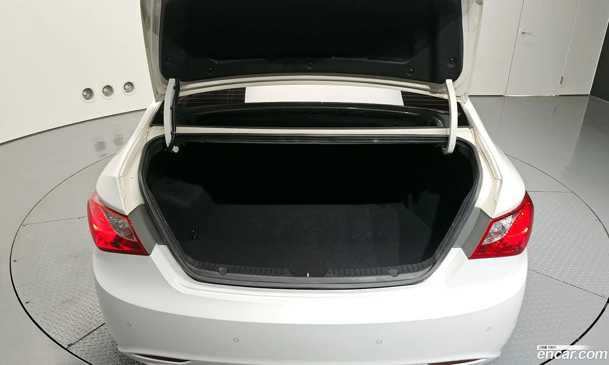 Hyundai YF Sonata 2009 — 17