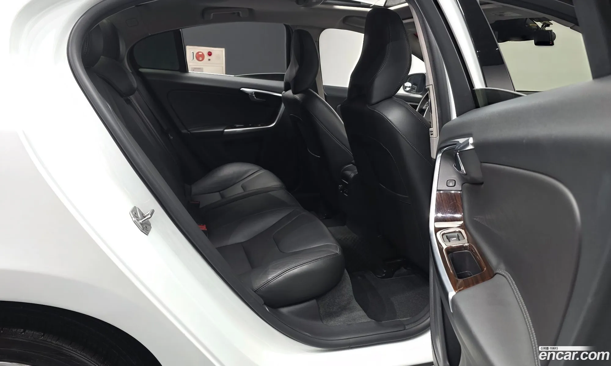 Volvo S60 2017 YV1FSA8BDJ2453483 — 5