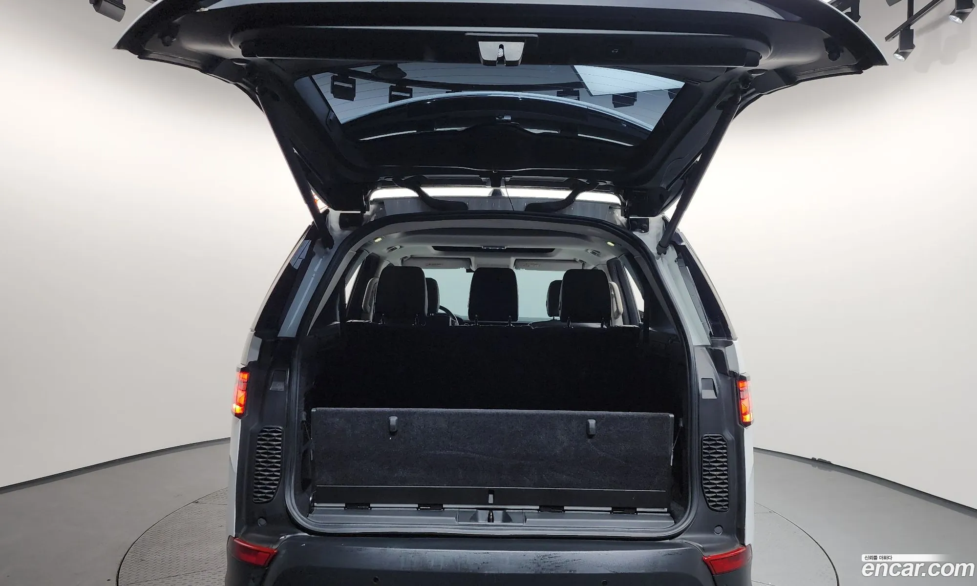 Land Rover Discovery 5 2018 SALRA2BK3JA062138 — 14