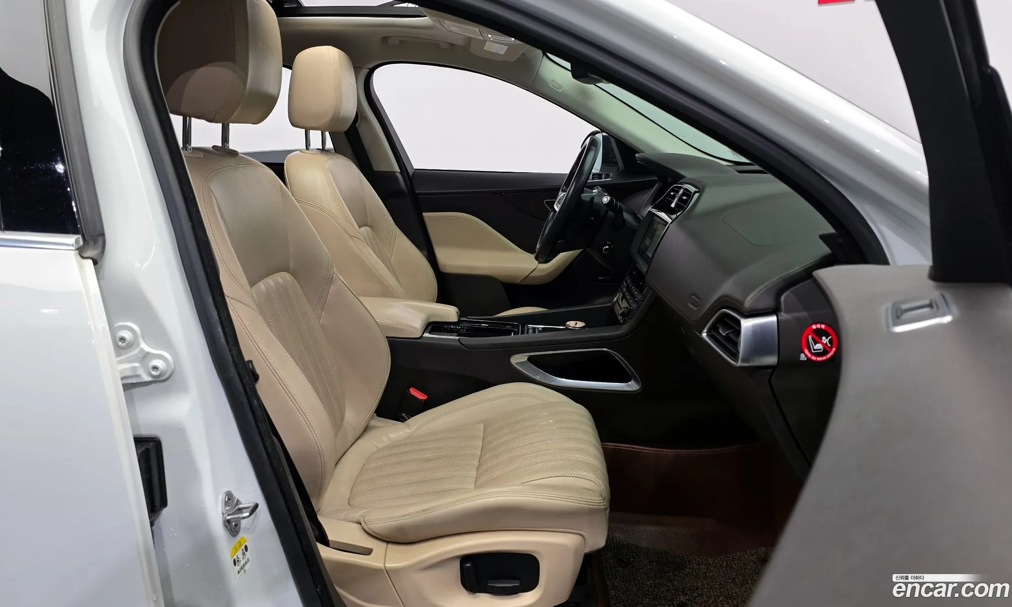 Jaguar F-Pace 2018 SADCA2BN0JA279559 — 16