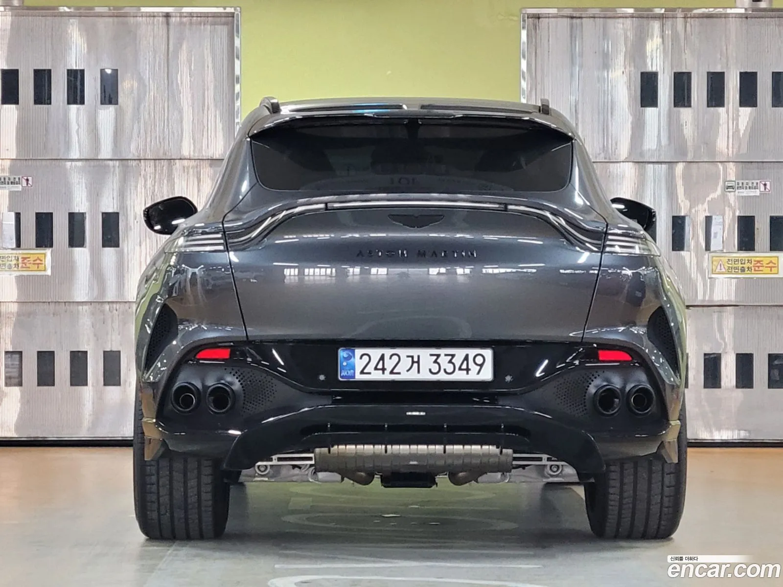 Aston Martin DBX 2023 — 12