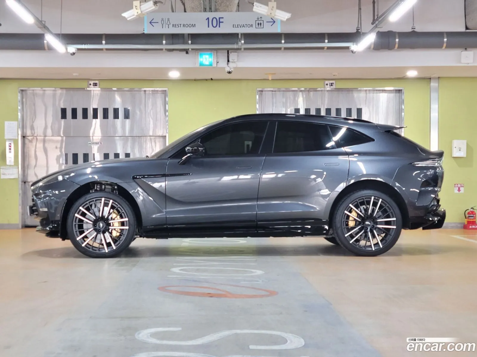Aston Martin DBX 2023 — 11