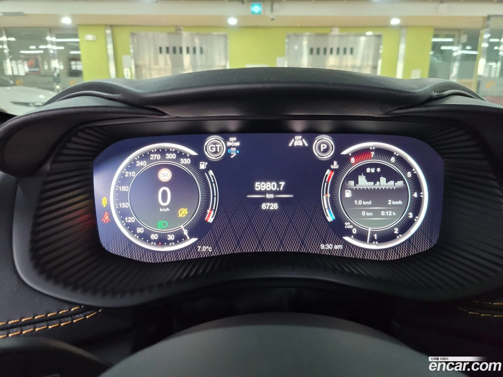 Aston Martin DBX 2023 — 18