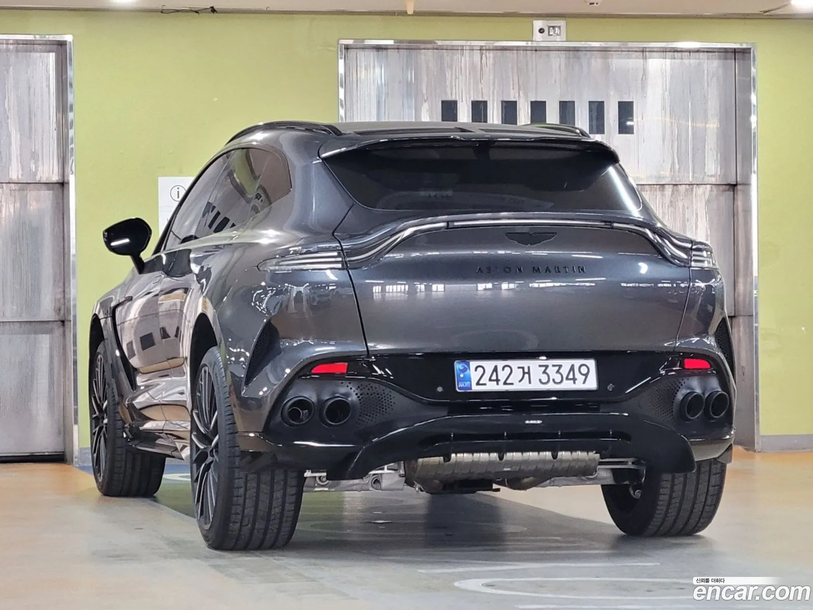 Aston Martin DBX 2023 — 3