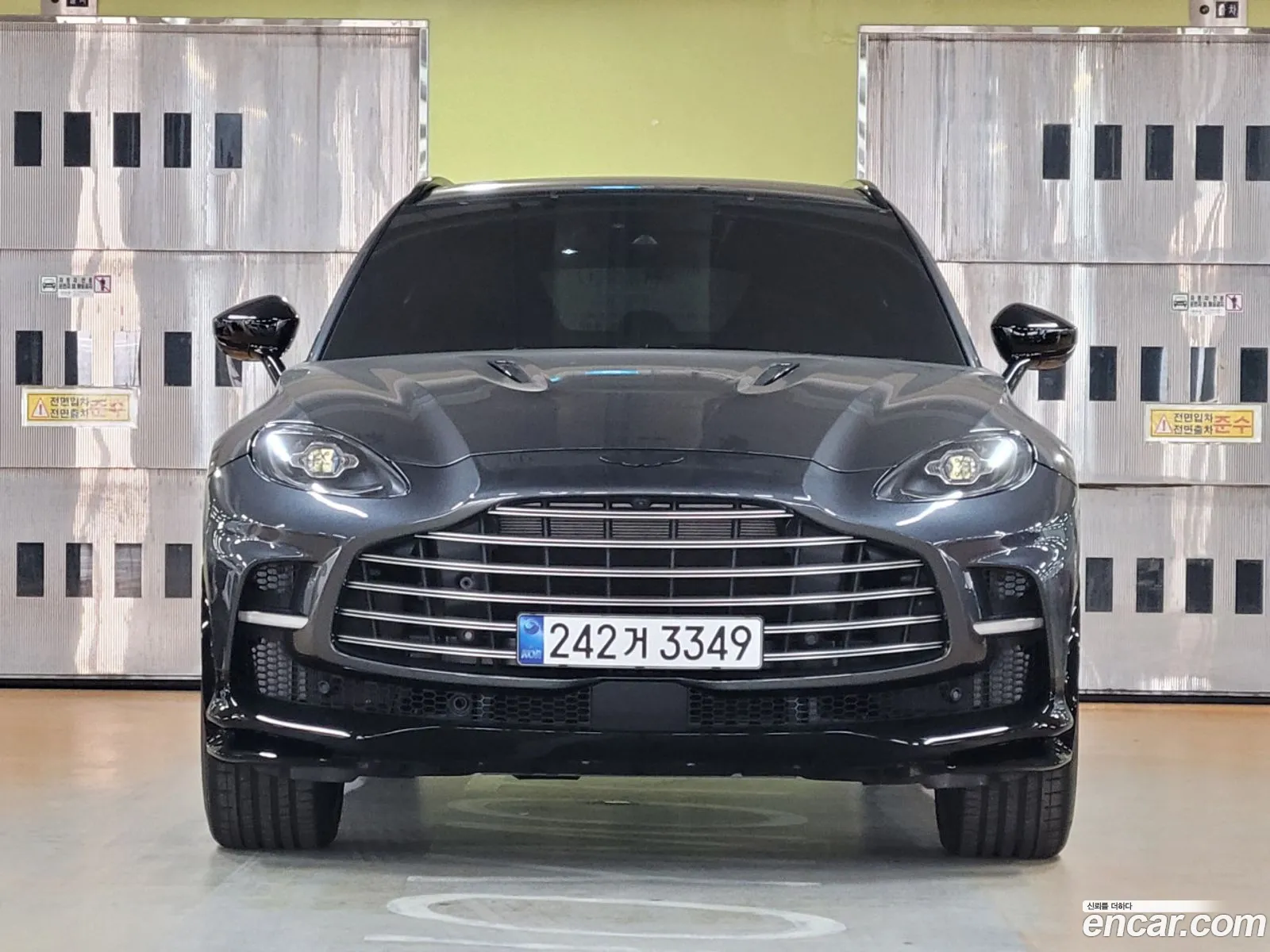 Aston Martin DBX 2023 — 20