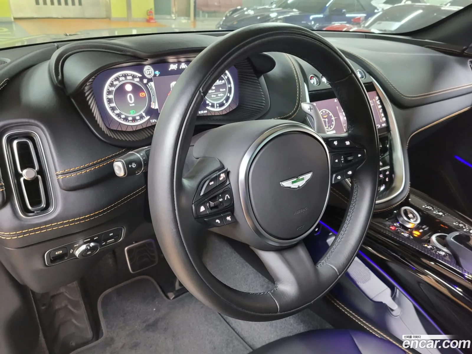 Aston Martin DBX 2023 — 10