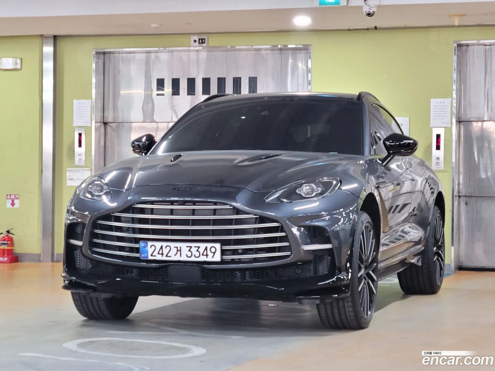 Aston Martin DBX 2023 — 16