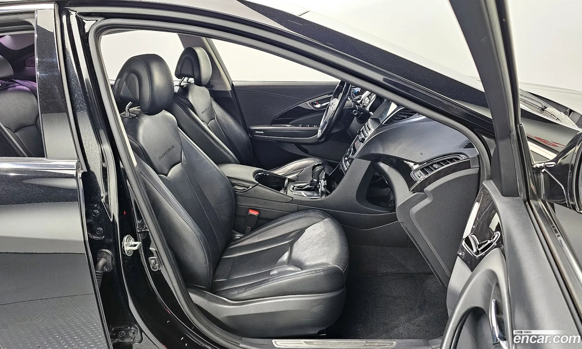 Hyundai Grandeur HG 2015 — 17