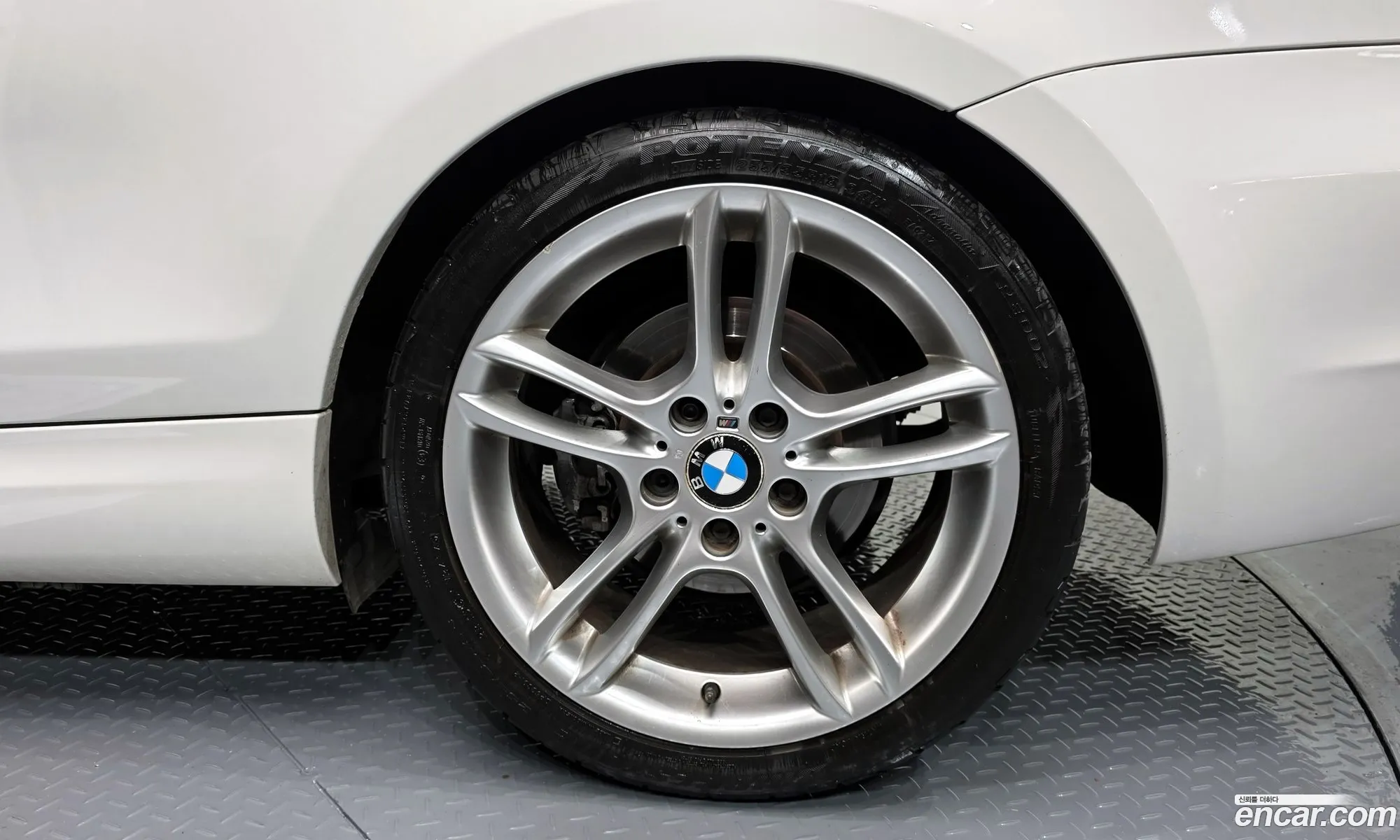 BMW 1 Series 2011 WBAUR3108BVL41334 — 12