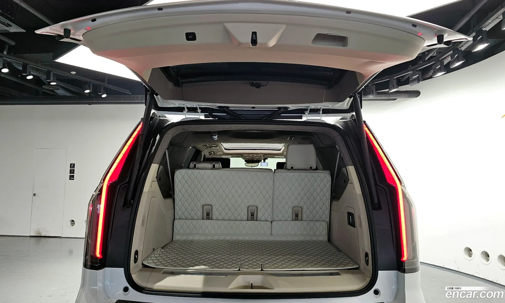 Cadillac Escalade 2023 — 18