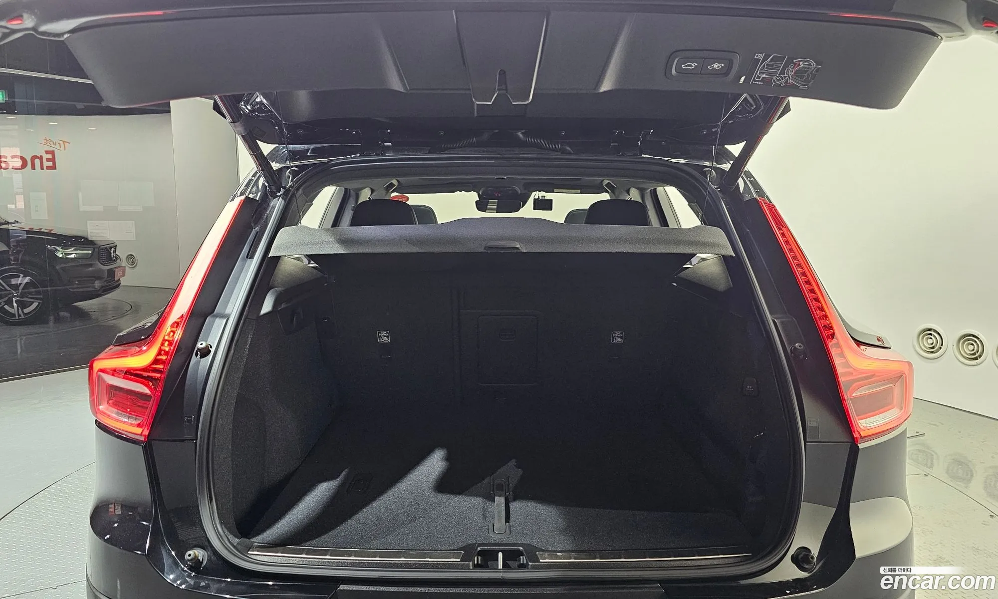 Volvo XC40 2020 YV1XZACACL2287350 — 12