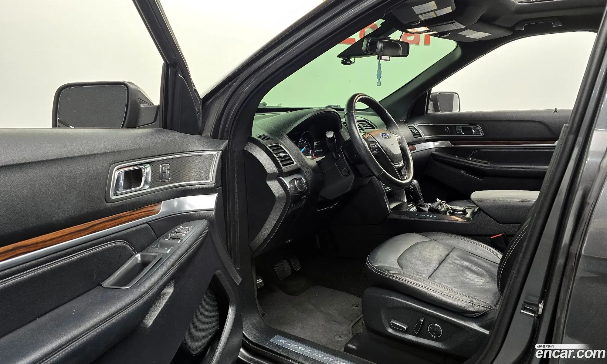 Ford Explorer 2018 1FM5K8FH9JGB23747 — 17