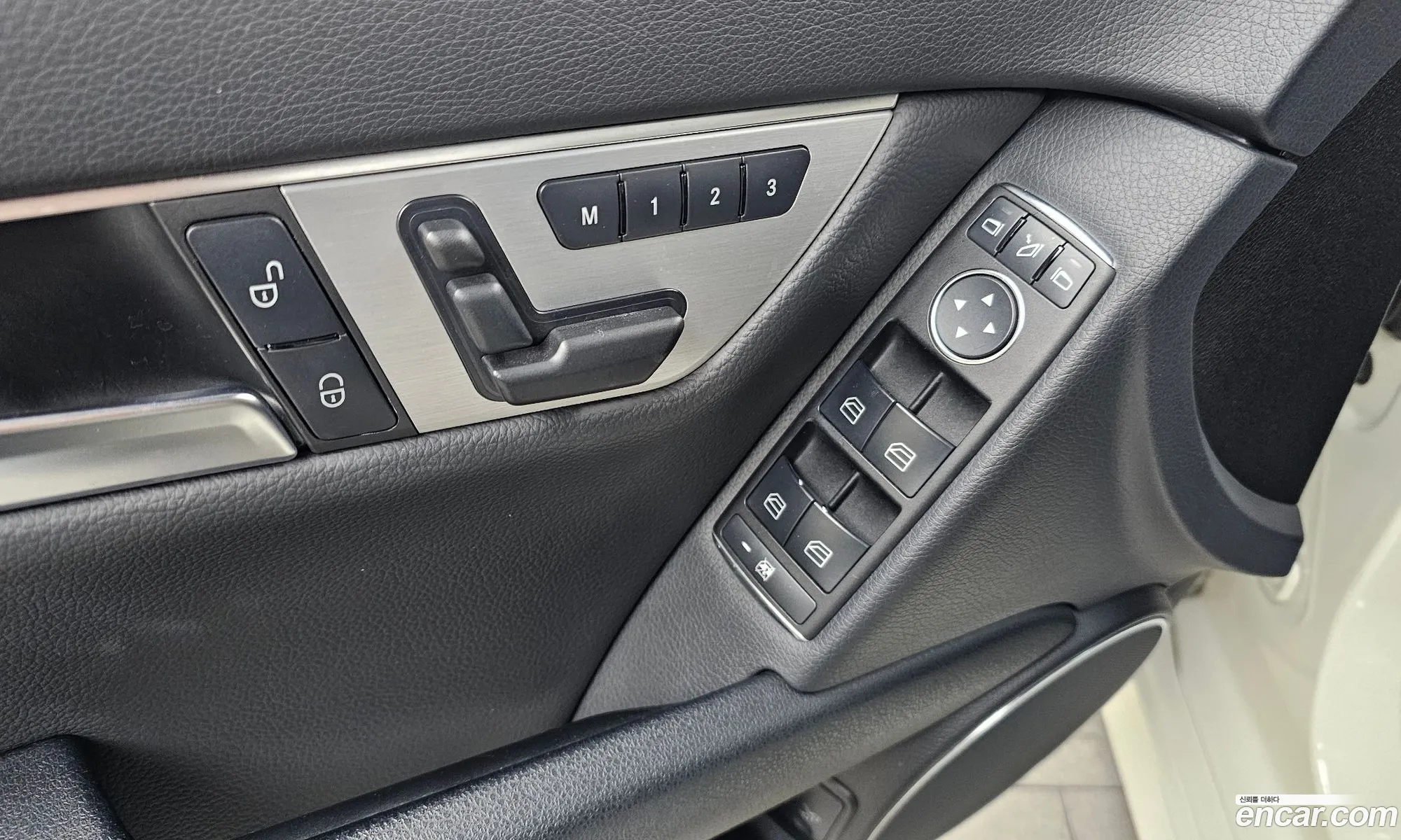 Mercedes-Benz C-Class W204 2012 WDDGF4JB3CA689296 — 17