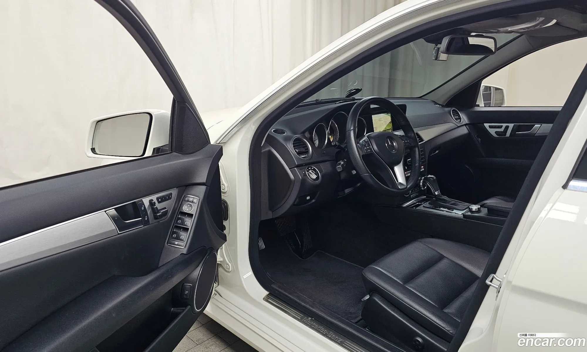 Mercedes-Benz C-Class W204 2012 WDDGF4JB3CA689296 — 10