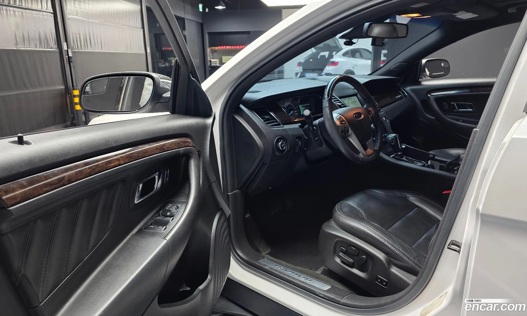 Ford Taurus 2017 1FAHP2F94HG106170 — 13