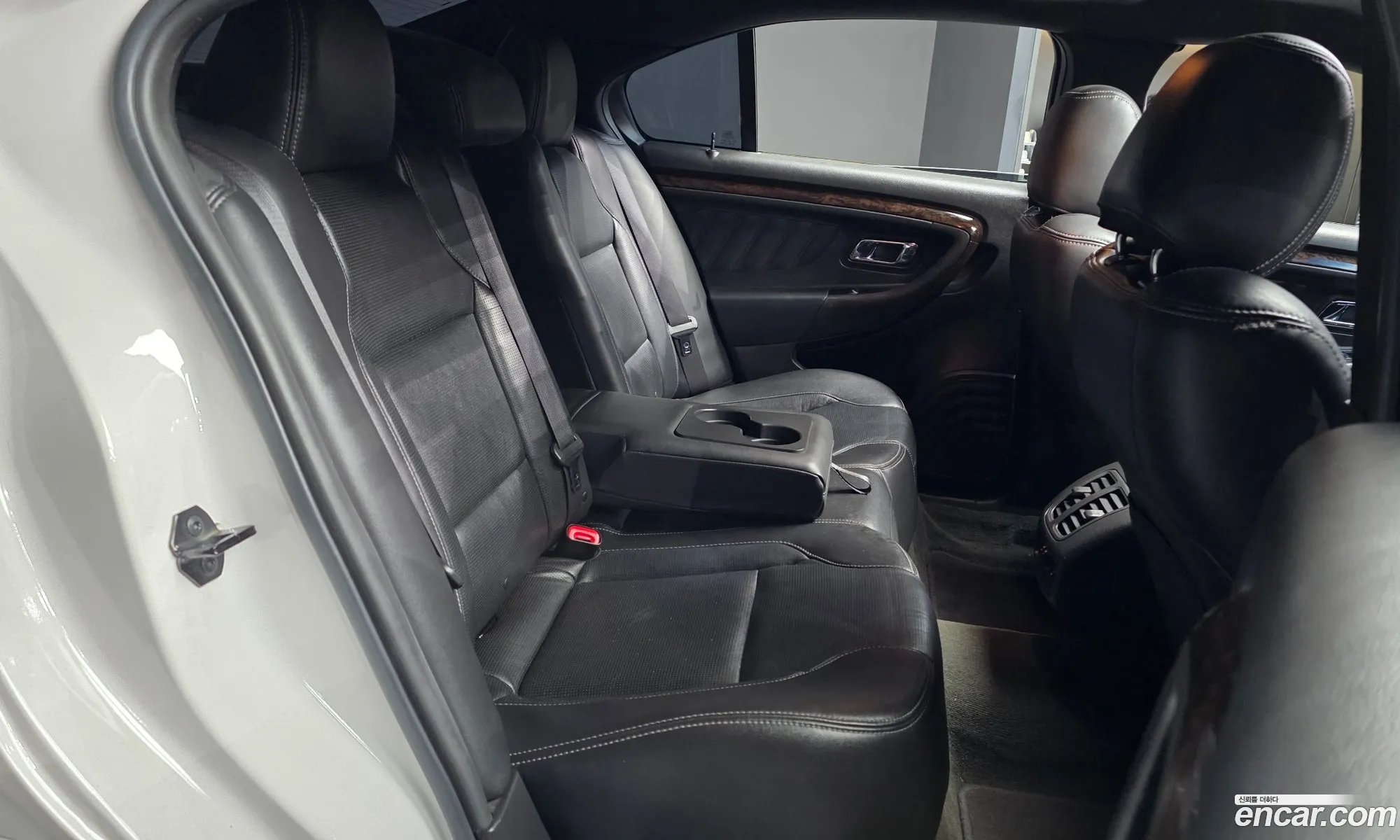 Ford Taurus 2017 1FAHP2F94HG106170 — 18