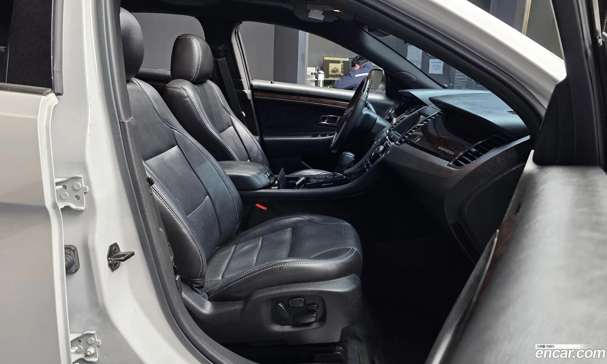 Ford Taurus 2017 1FAHP2F94HG106170 — 17