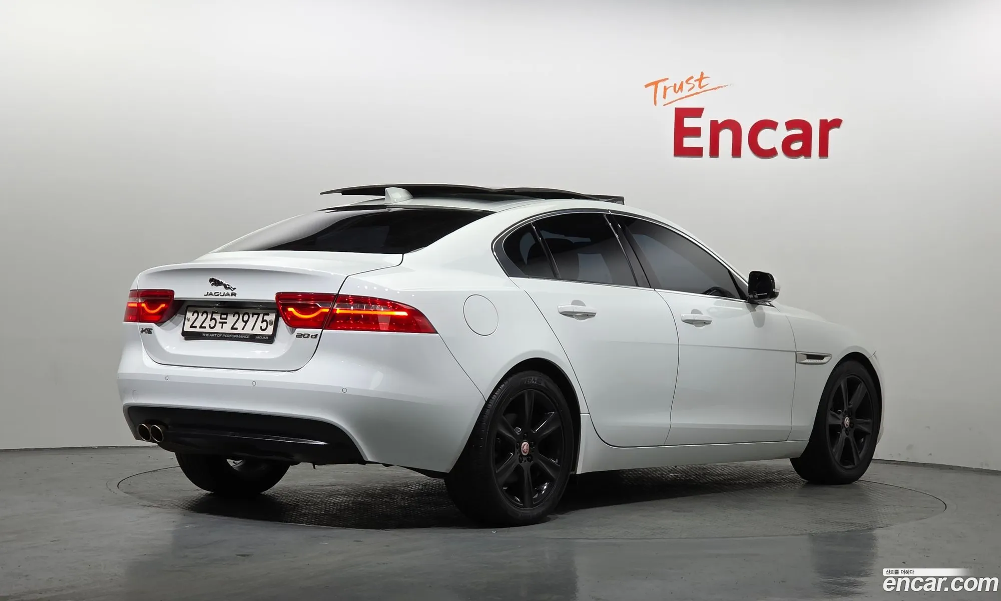 Jaguar XE 2019 SAJAB4BNXKCP46098 — 3