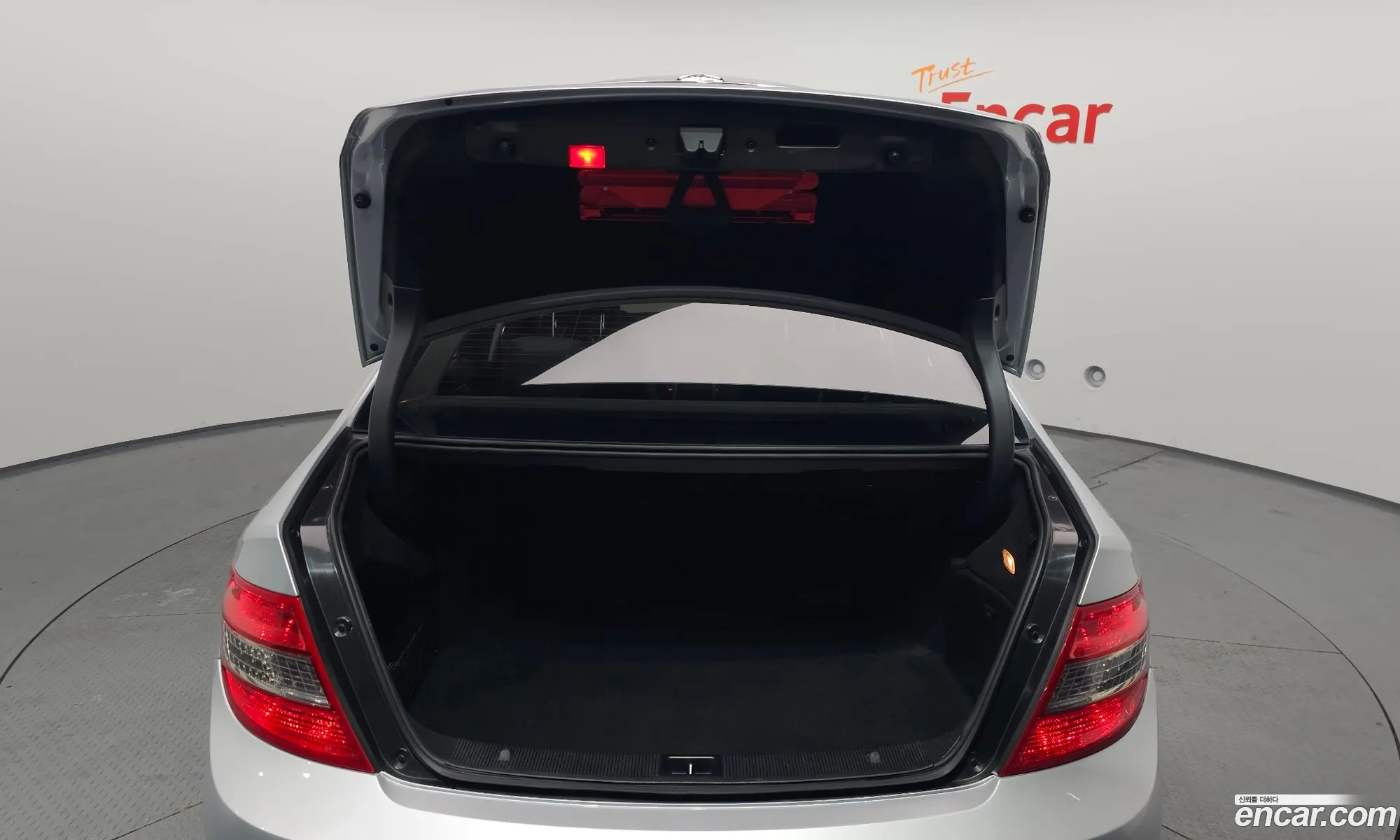 Mercedes-Benz C-Class W204 2011 WDDGF4JB9BA519829 — 3