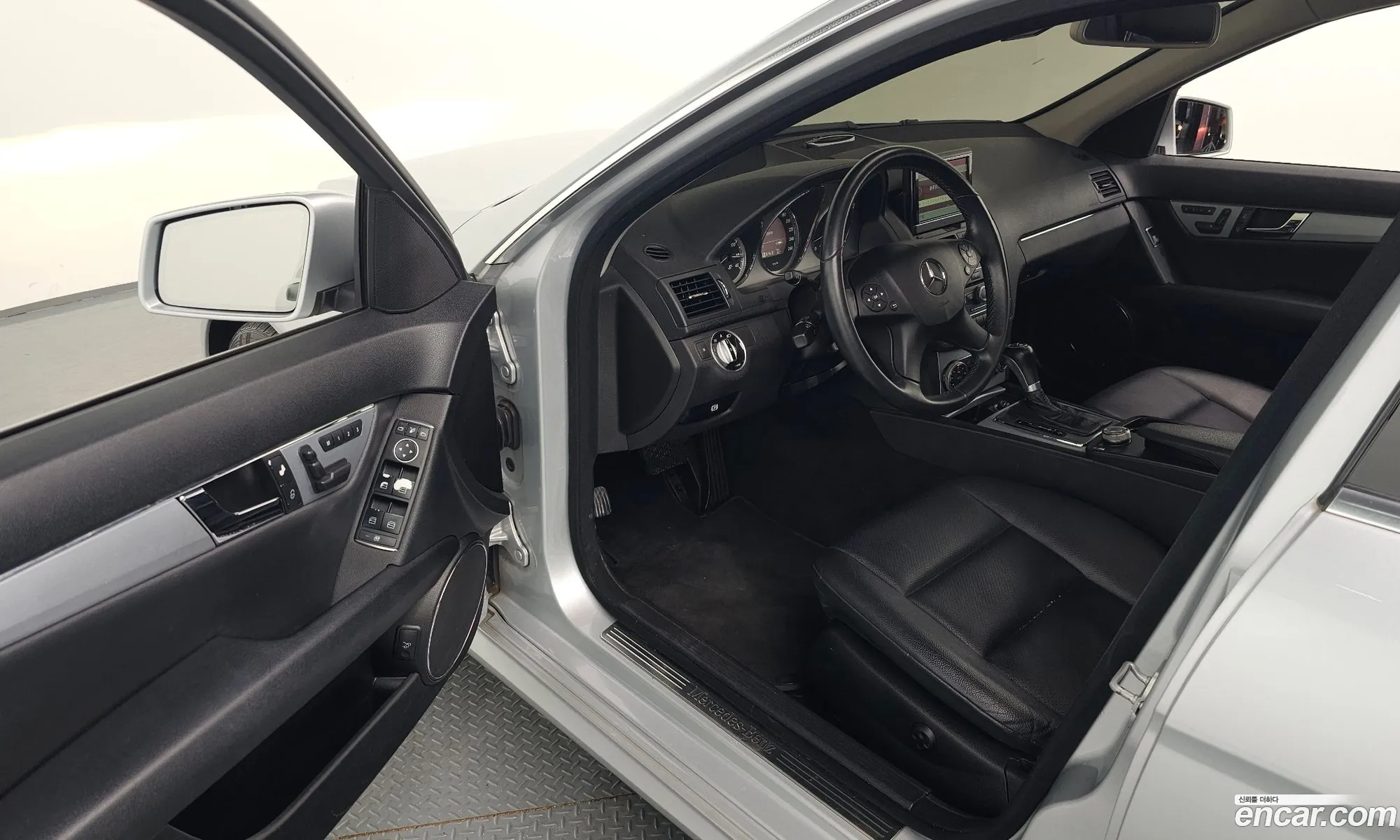 Mercedes-Benz C-Class W204 2011 WDDGF4JB9BA519829 — 16