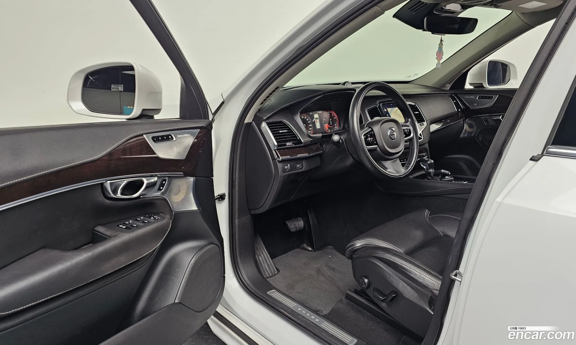 Volvo XC90 2016 YV1LFA22CH1119663 — 17