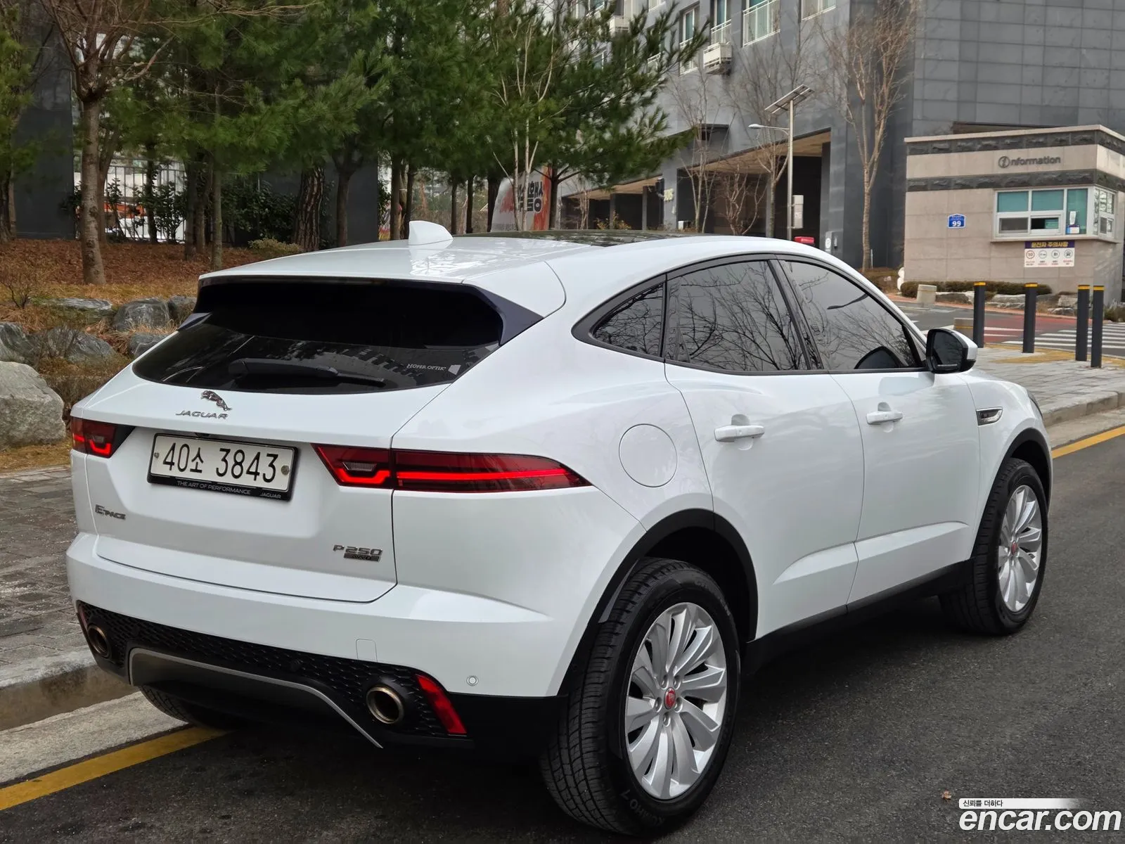 Jaguar E-Pace 2018 — 10