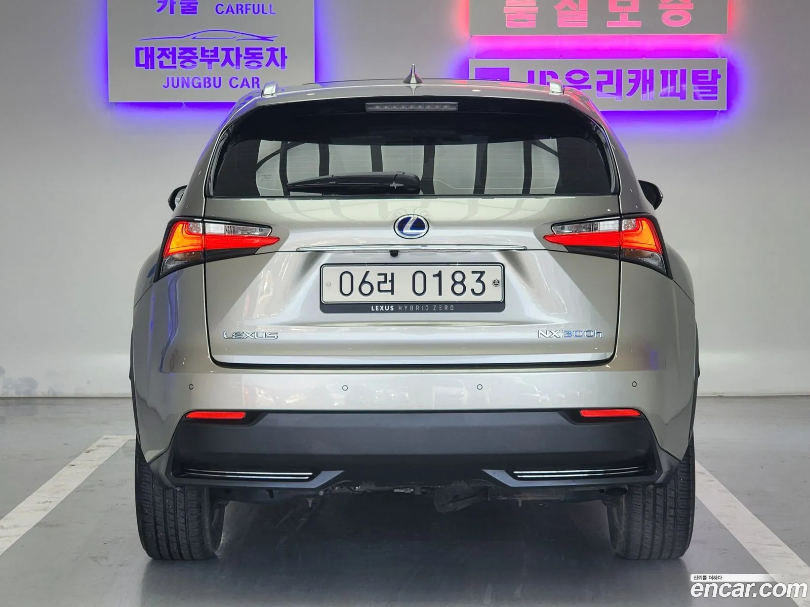 Lexus NX300h 2016 — 11