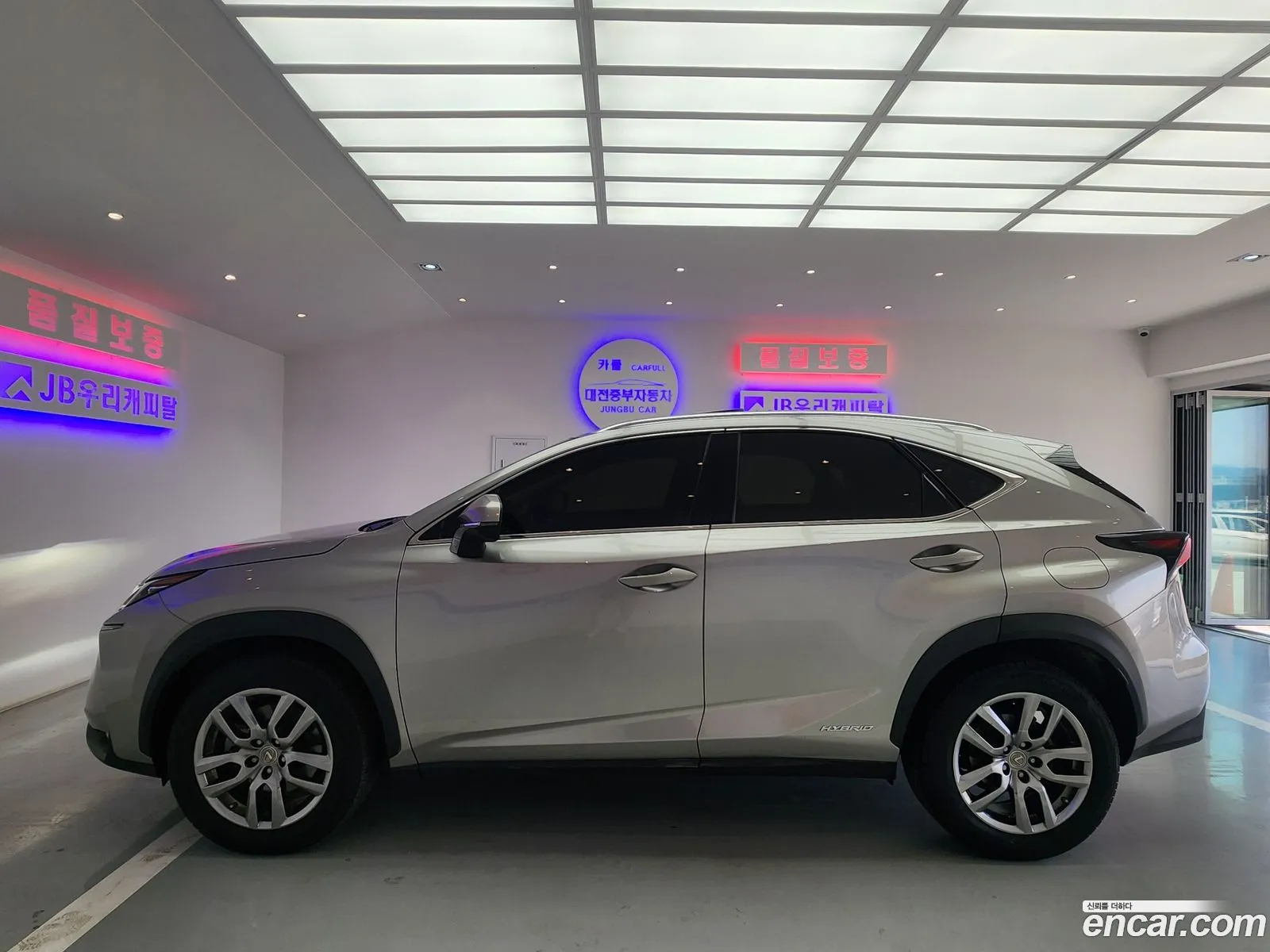 Lexus NX300h 2016 — 10