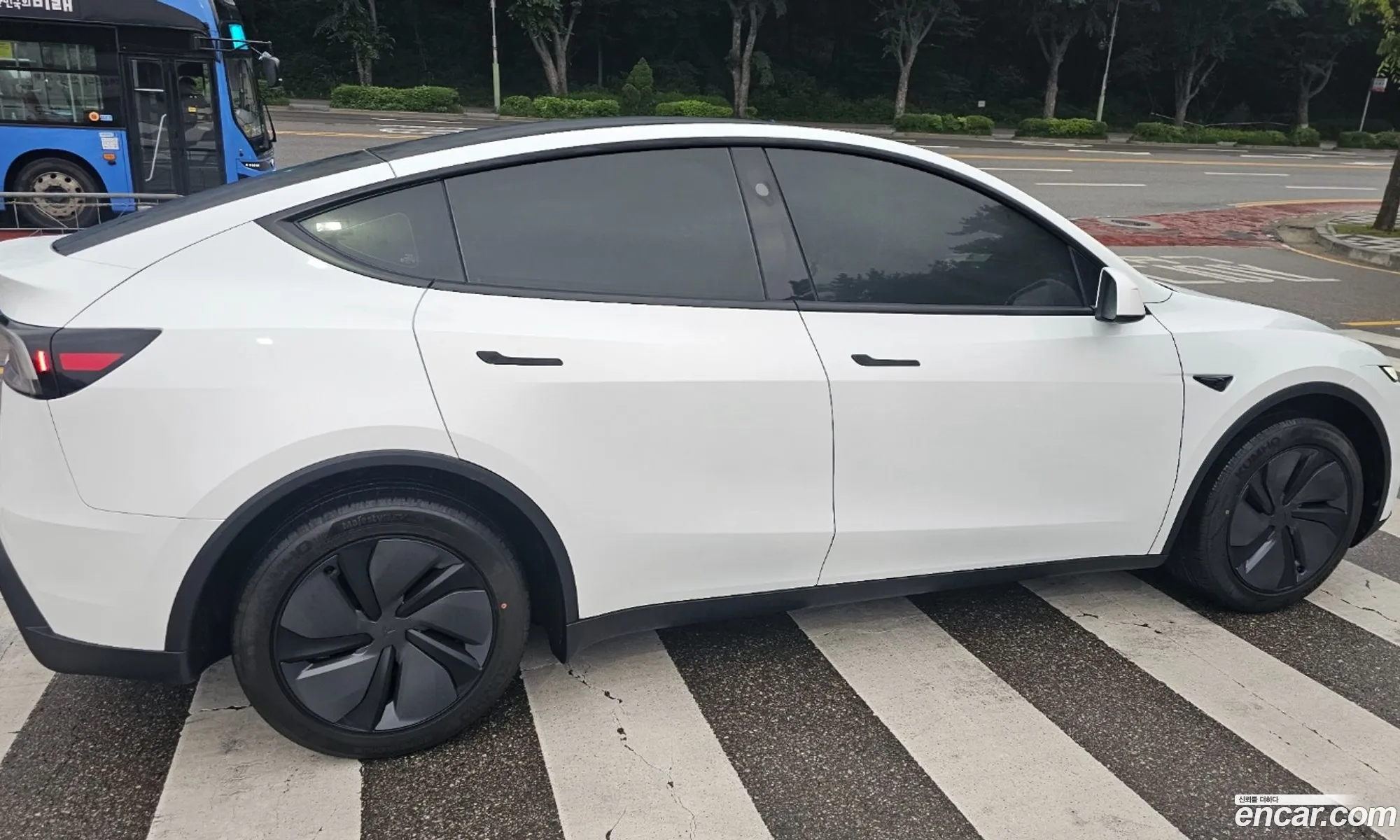 Tesla Model Y 2025 — 4