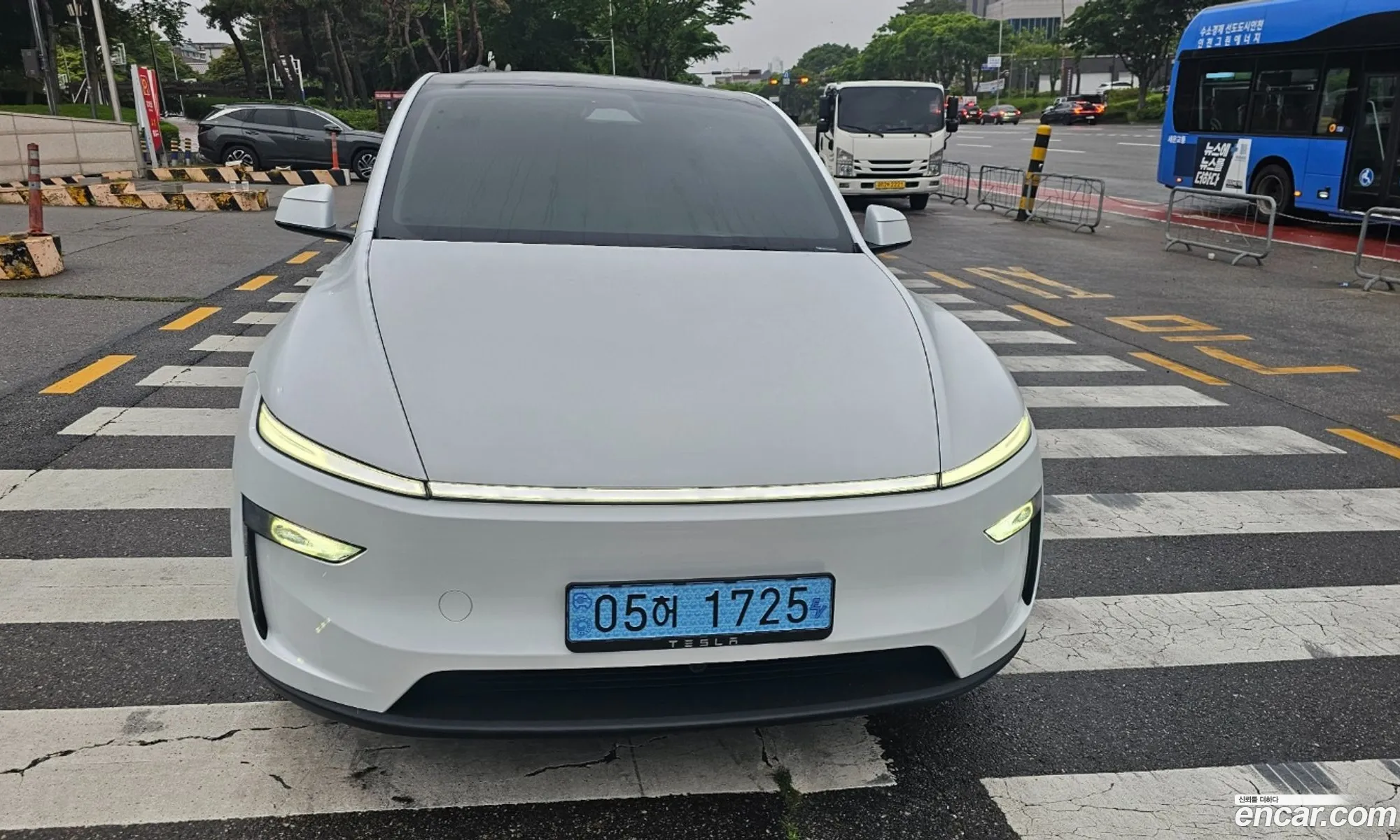 Tesla Model Y 2025 — 2