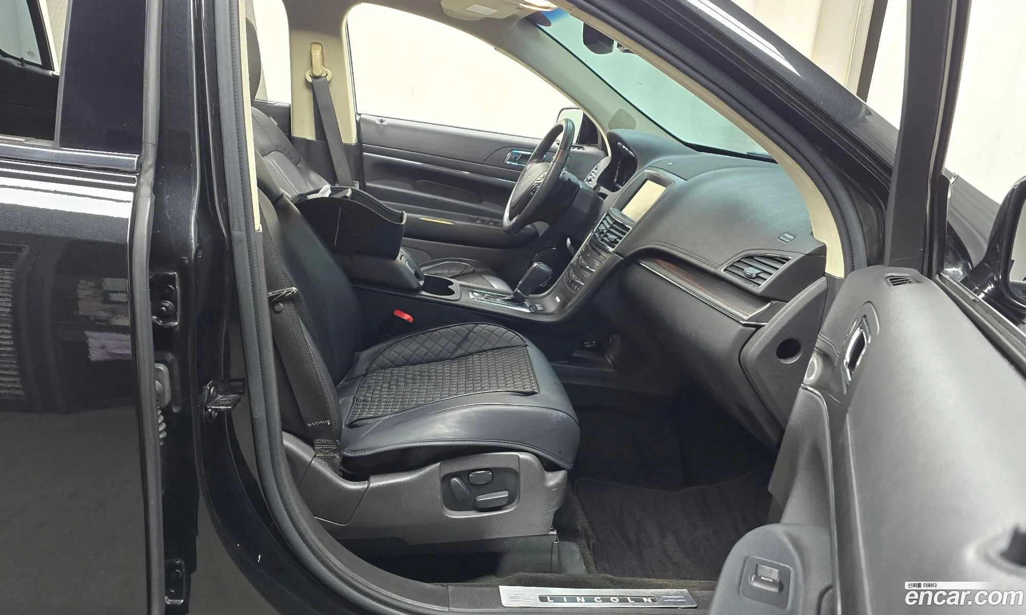 Lincoln MKT 2014 2LMHJ5AT7EBL55226 — 13