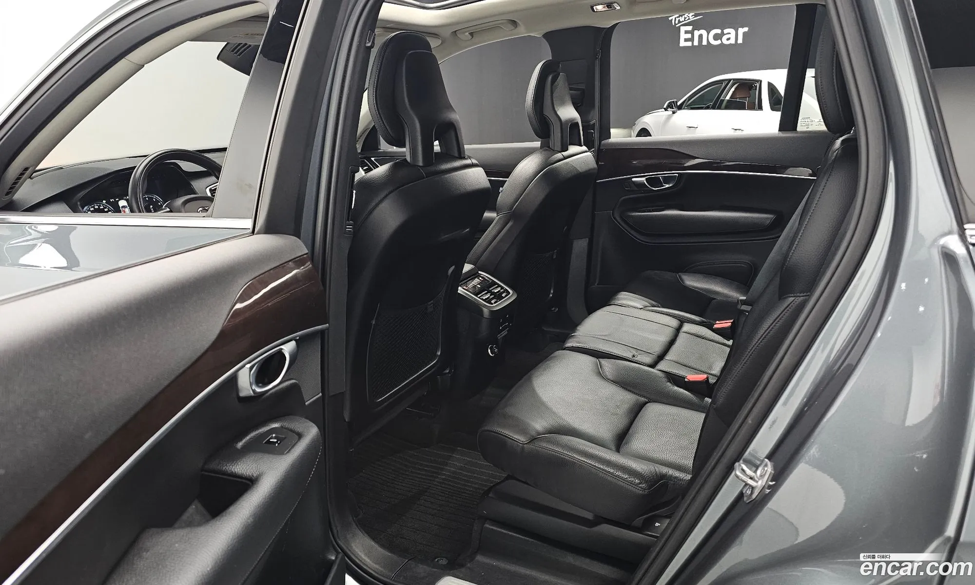 Volvo XC90 2018 YV1LCA22CJ1376937 — 19
