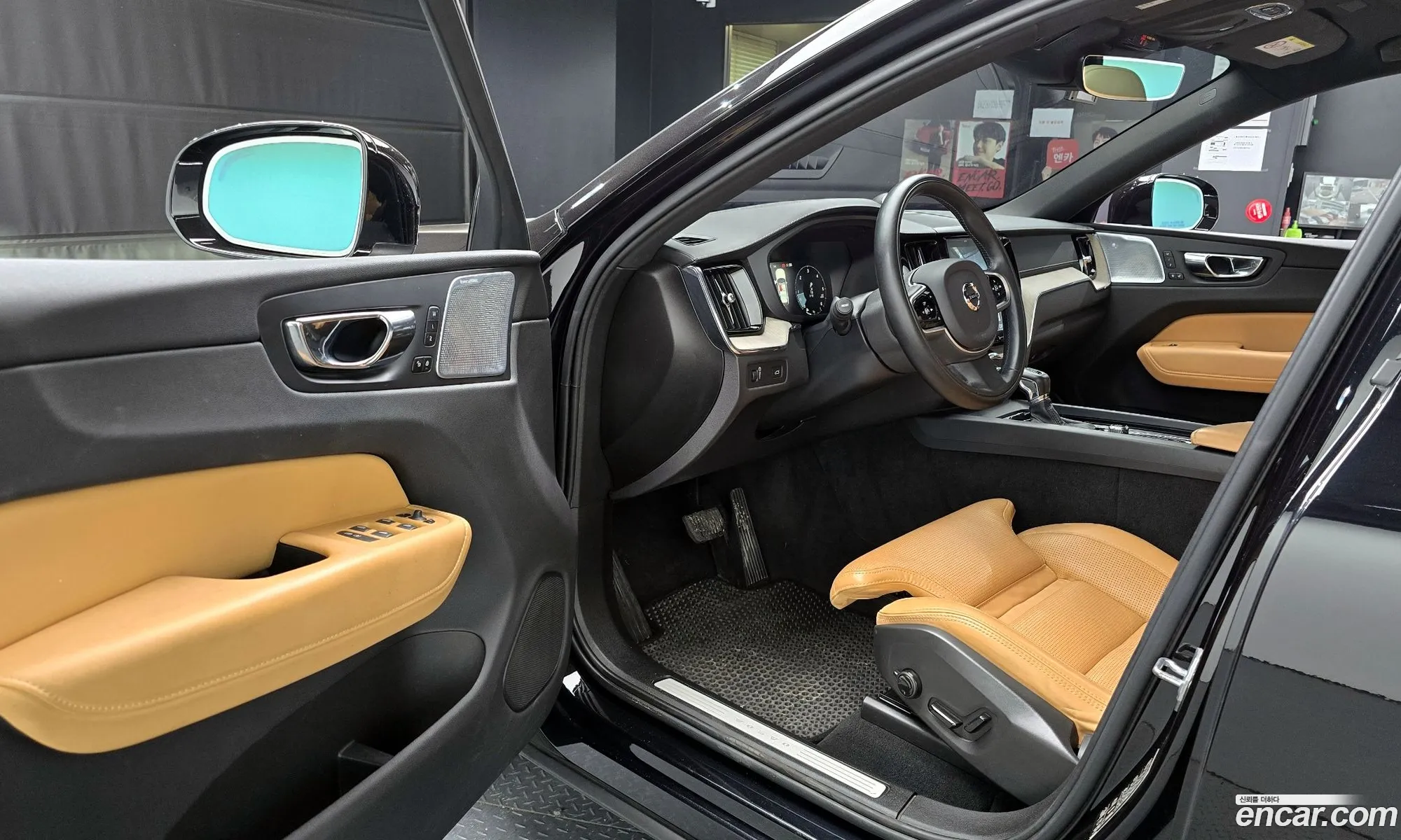 Volvo XC60 2019 YV1UZ68TCK1391049 — 5