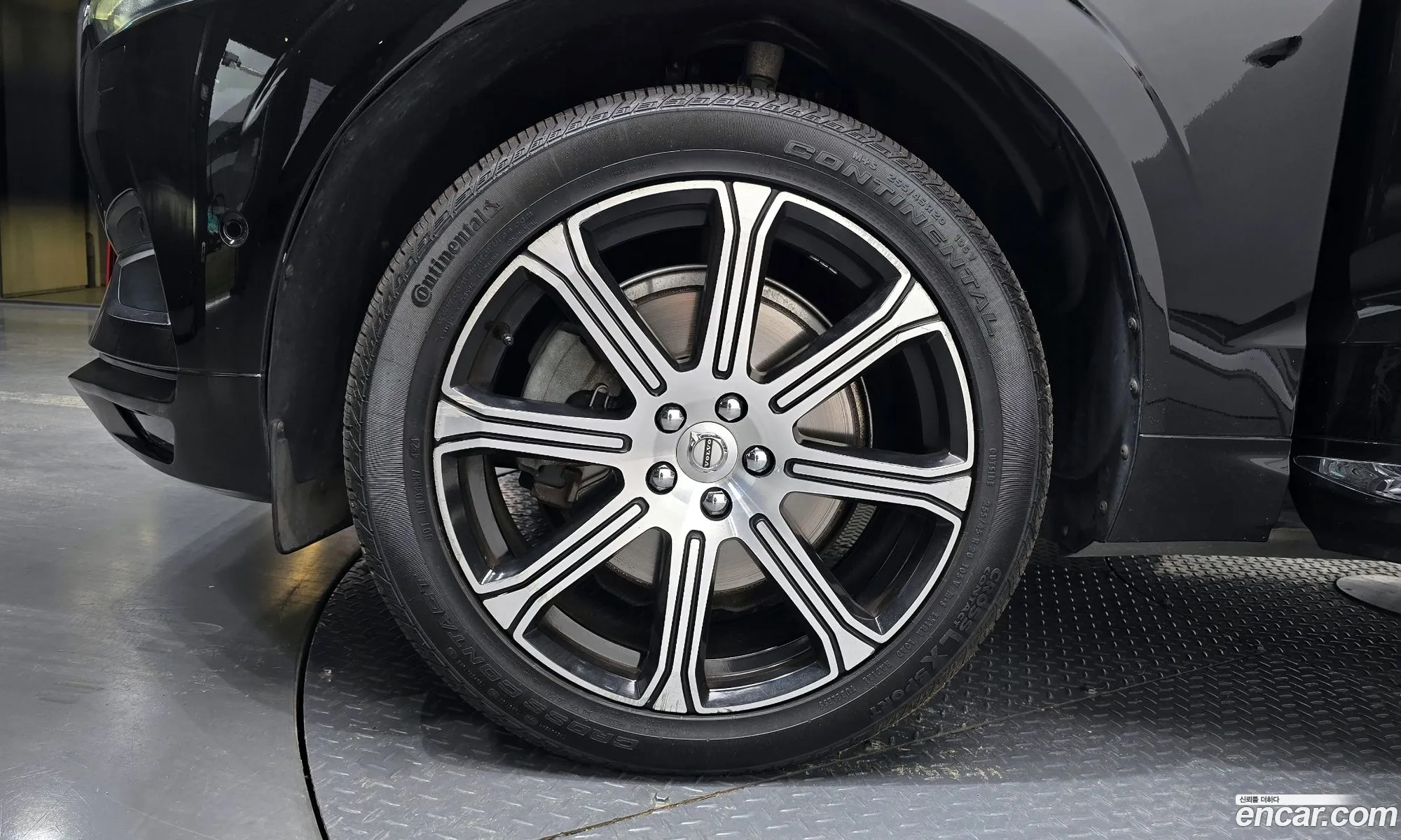 Volvo XC60 2019 YV1UZ68TCK1391049 — 3