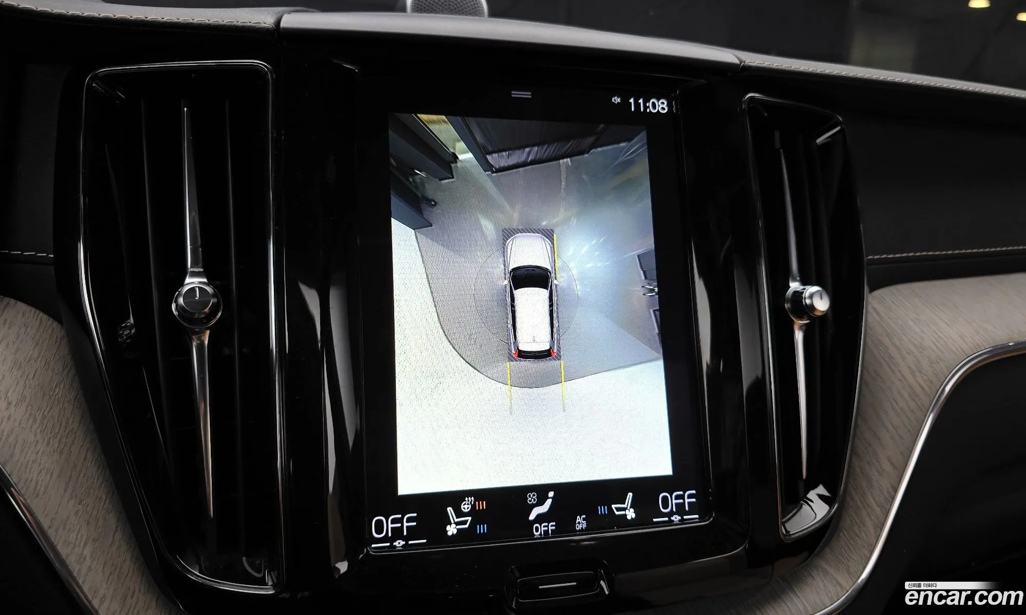 Volvo XC60 2019 YV1UZ68TCK1391049 — 14