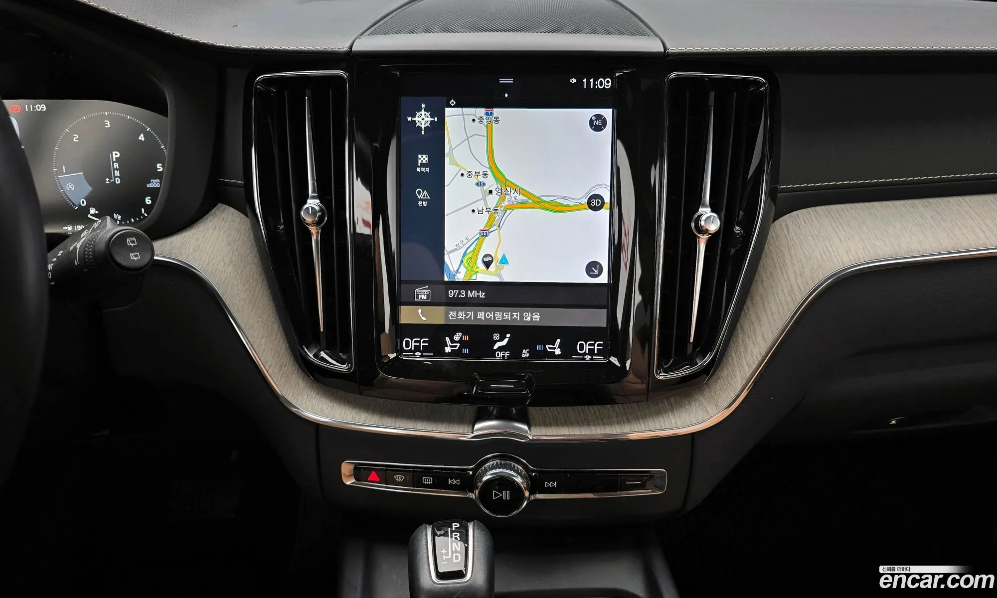 Volvo XC60 2019 YV1UZ68TCK1391049 — 16