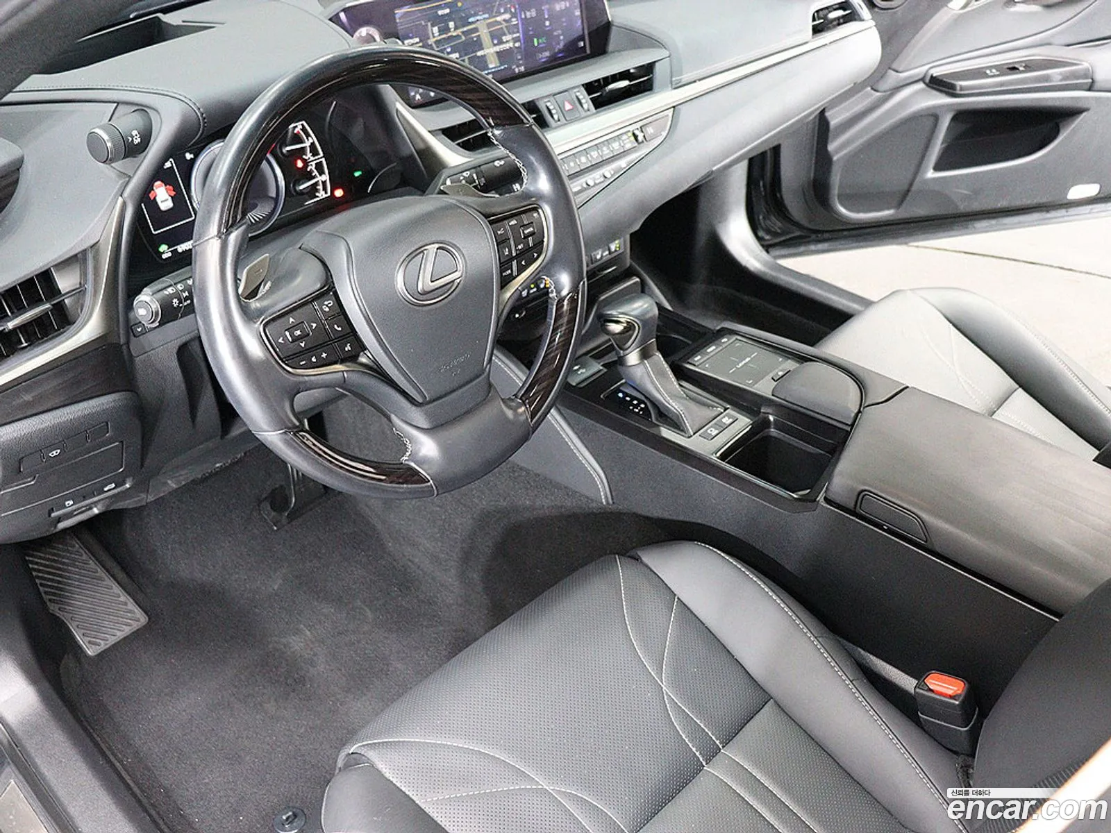 Lexus ES300h 7th Gen 2021 — 16