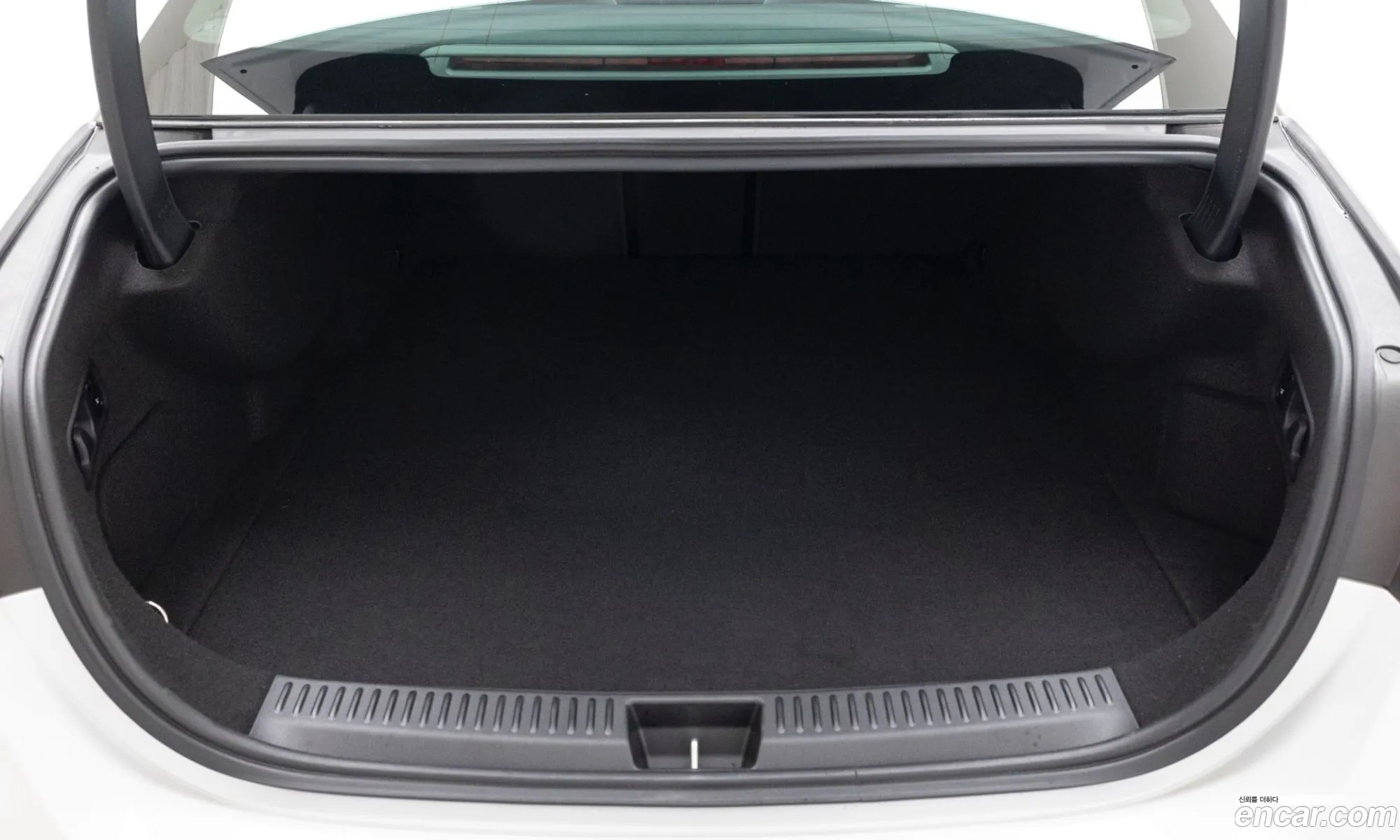 Mercedes-Benz E-Class W214 2025 — 18