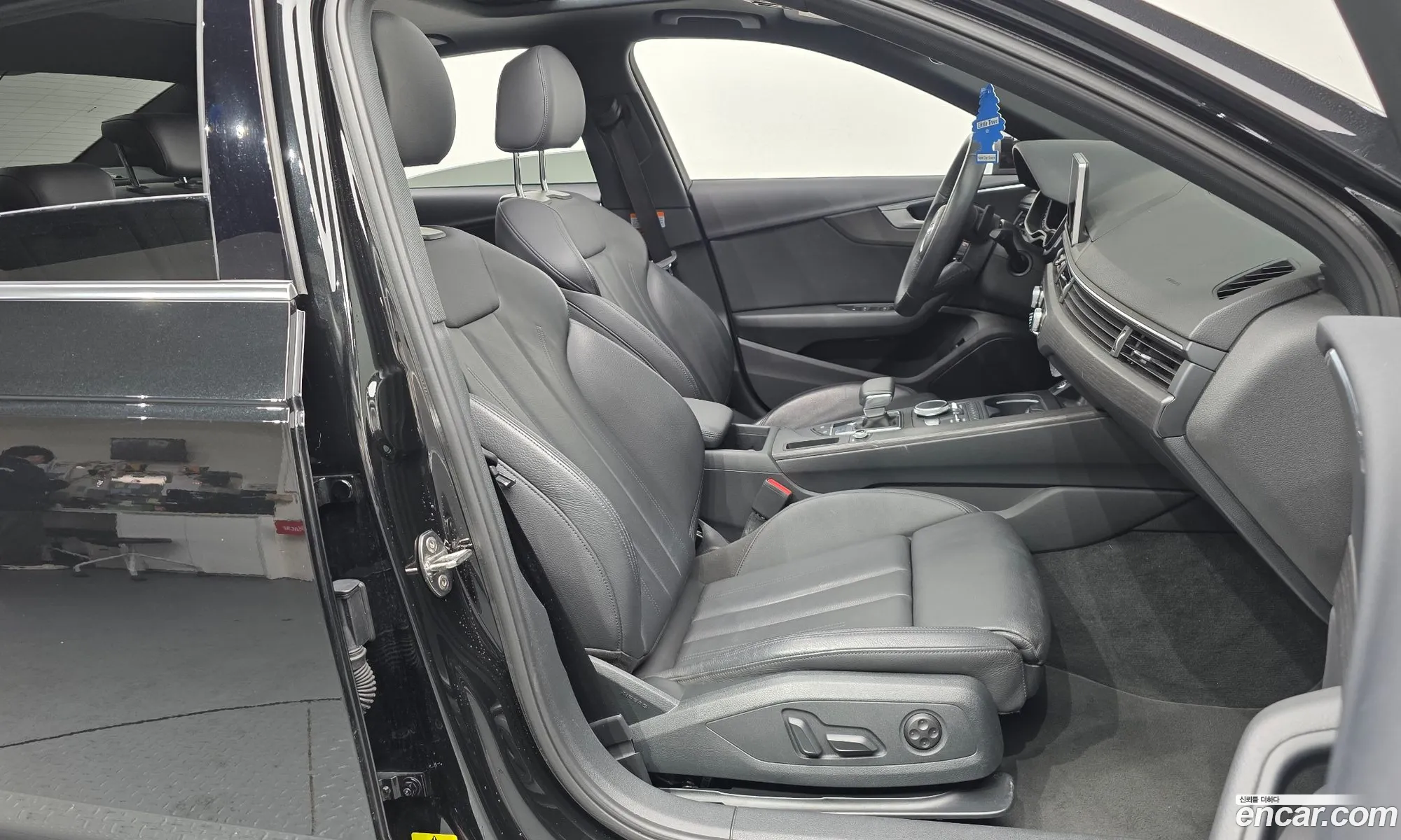 Audi A4 2019 WAUZZZF48KA125267 — 12