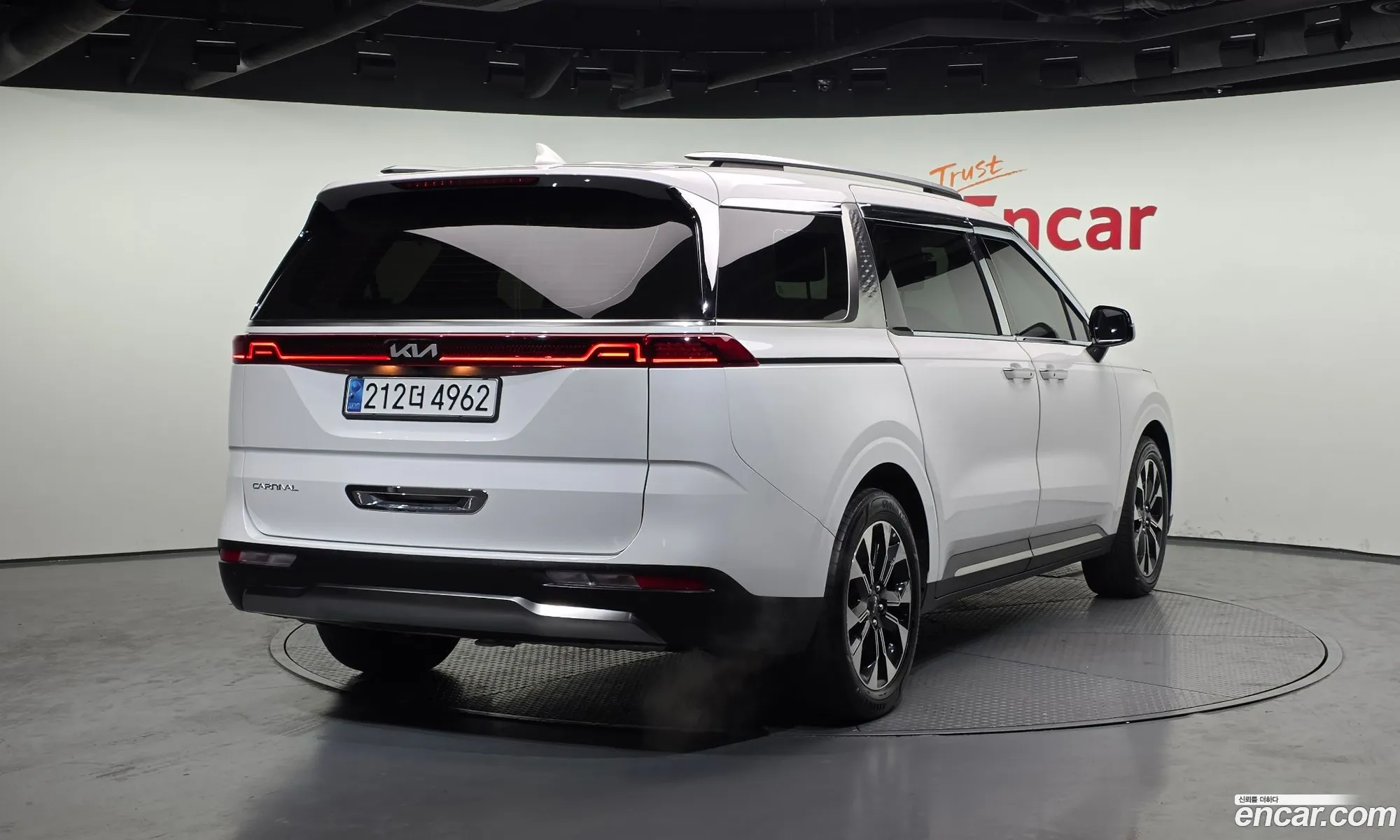 Kia Carnival 2023 KNANC813BPS392871 — 4