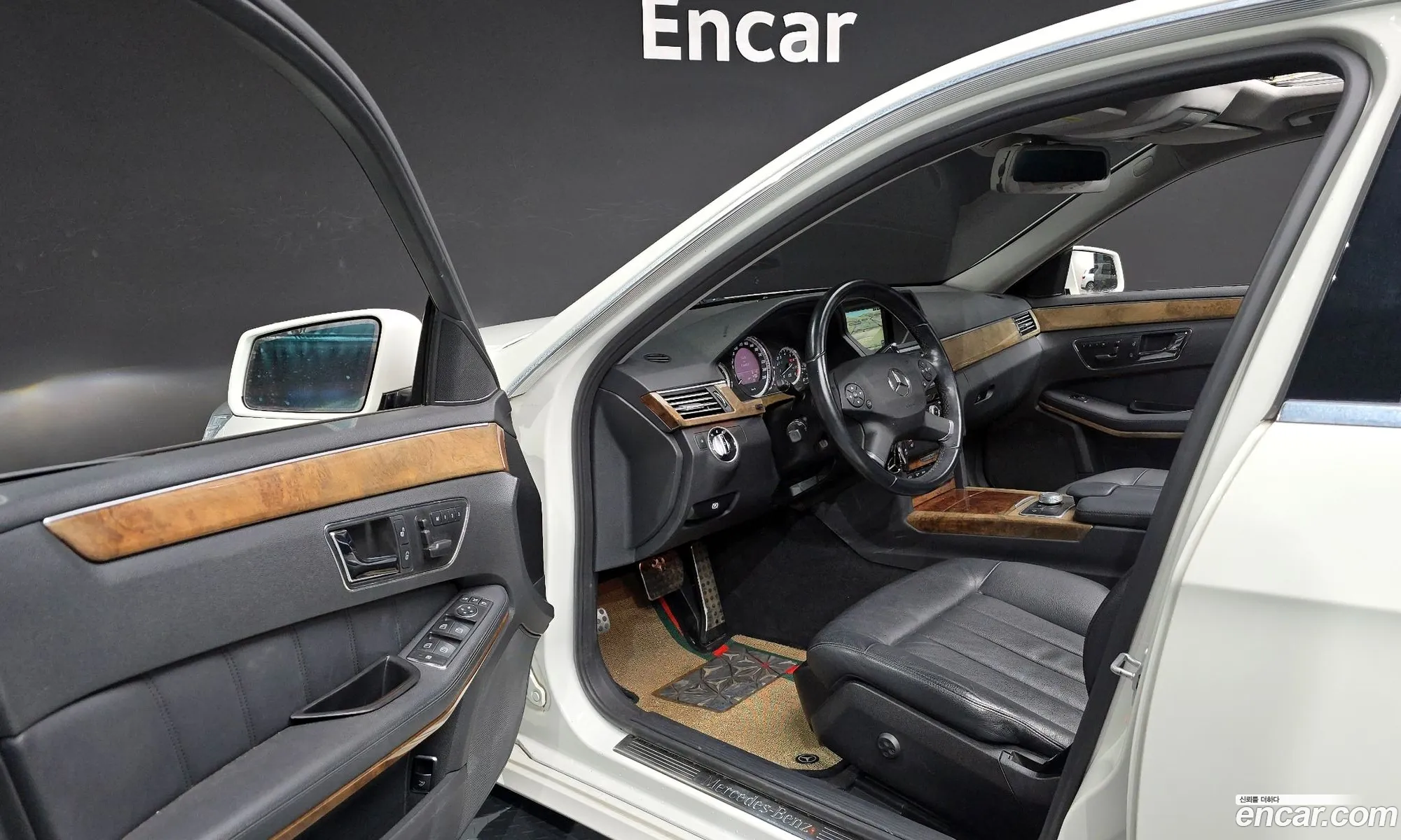 Mercedes-Benz E-Class W212 2011 WDDHF5DB2BA441125 — 12