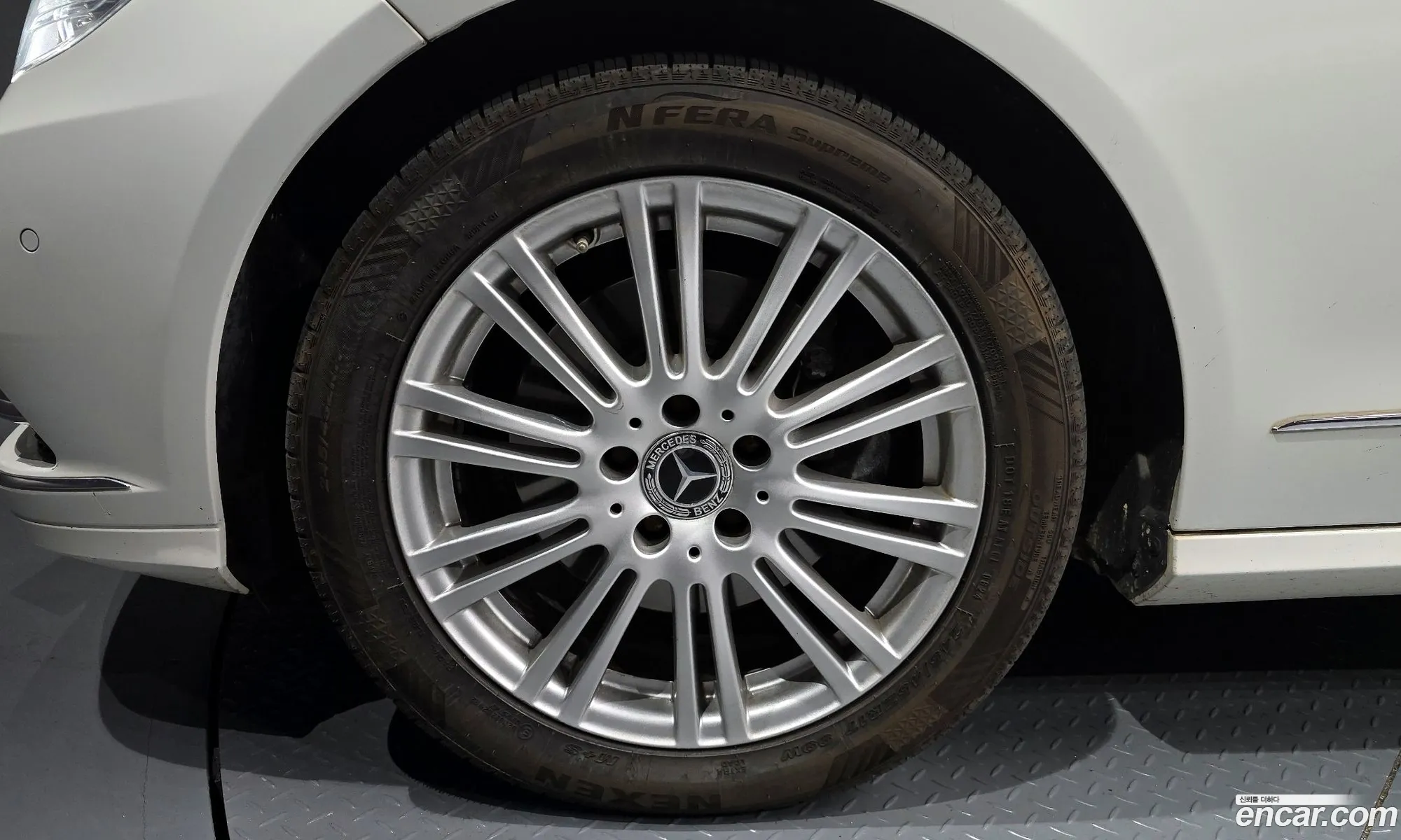 Mercedes-Benz E-Class W212 2011 WDDHF5DB2BA441125 — 3