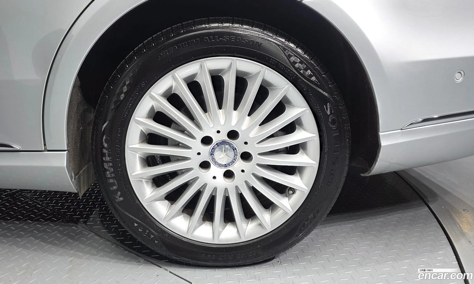Mercedes-Benz E-Class W212 2014 WDDHF5FB6EA960695 — 16