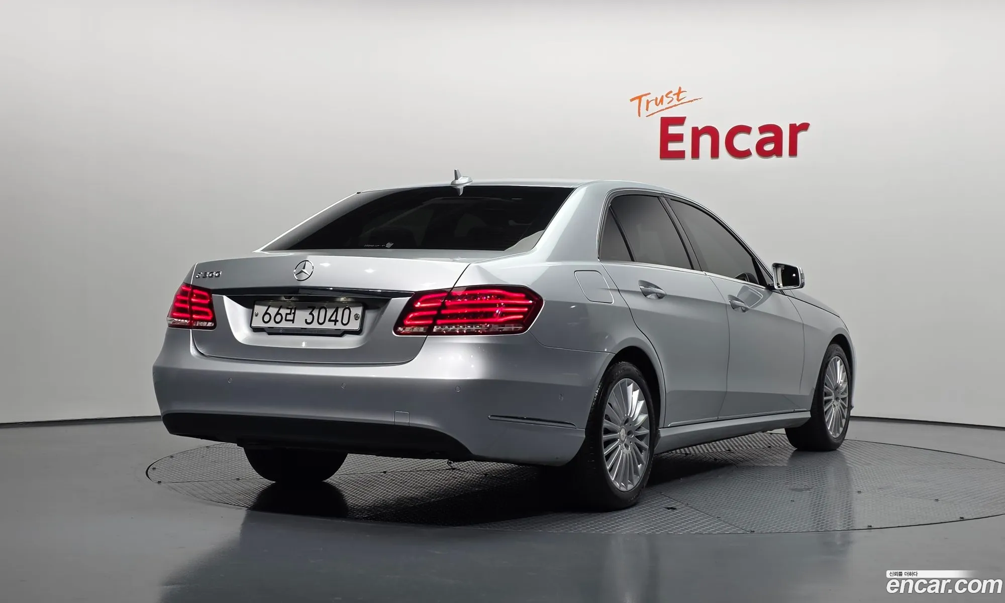 Mercedes-Benz E-Class W212 2014 WDDHF5FB6EA960695 — 13