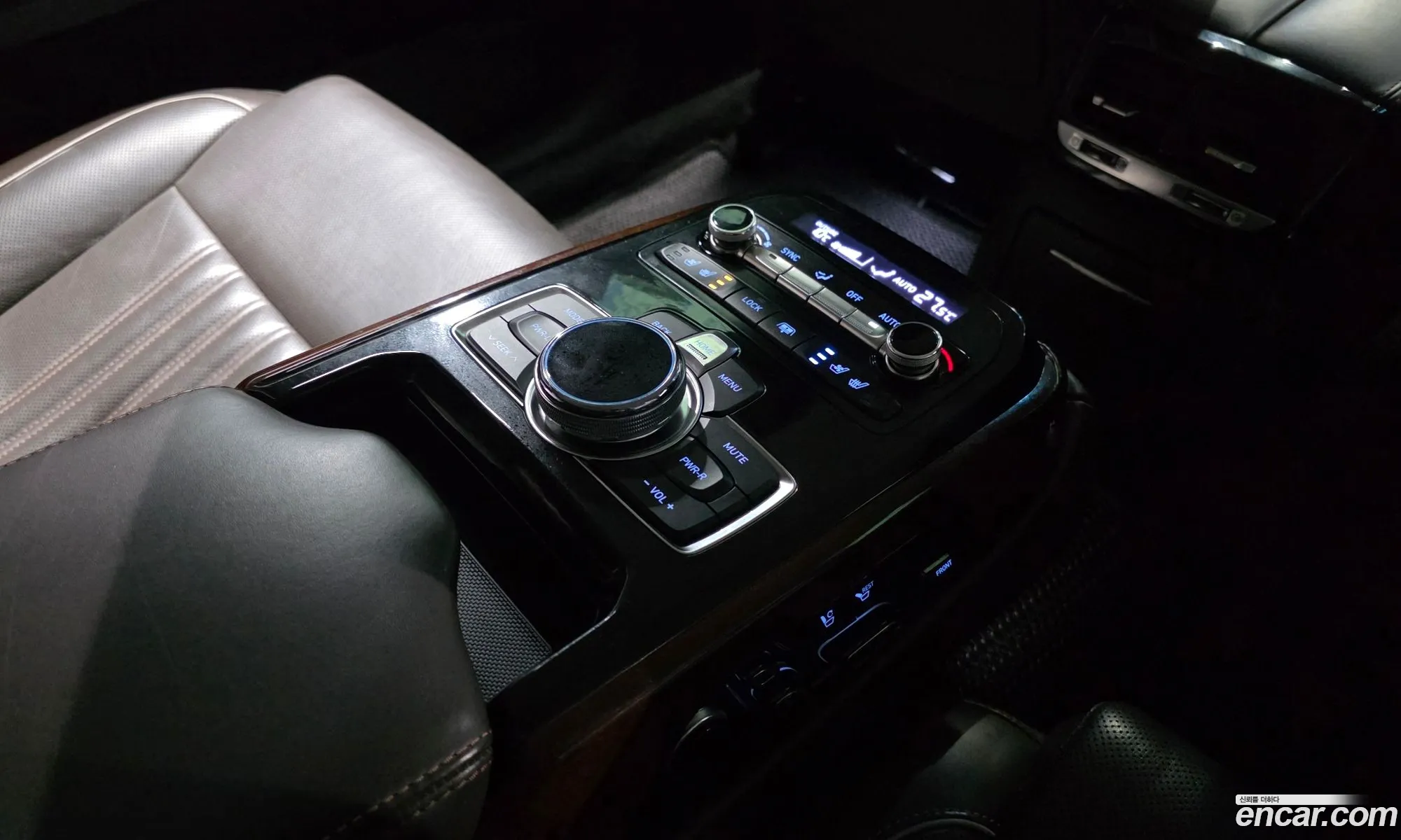 Genesis EQ900 2015 — 12